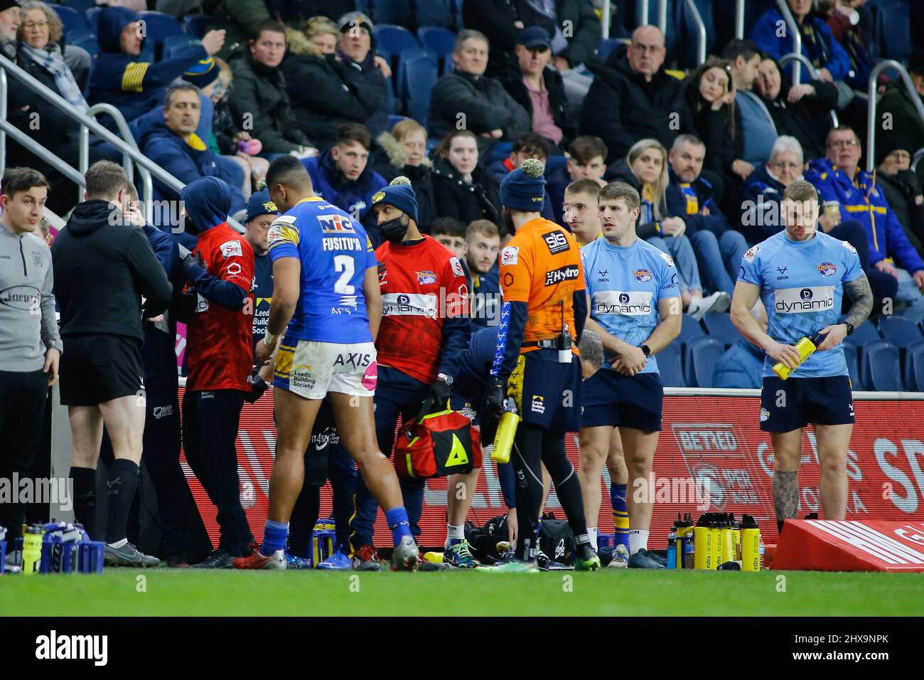 Leeds, Royaume-Uni. 10th mars 2022. Headingley Stadium, Headingley, Leeds, West Yorkshire, 10th mars 2022. Betfred Super League Leeds Rhinos vs Hull FC David FusituÕa de Leeds Rhinos quitte le champ suite à une blessure à la tête contre Hull FC. Crédit : Touchlinepics/Alamy Live News Banque D'Images