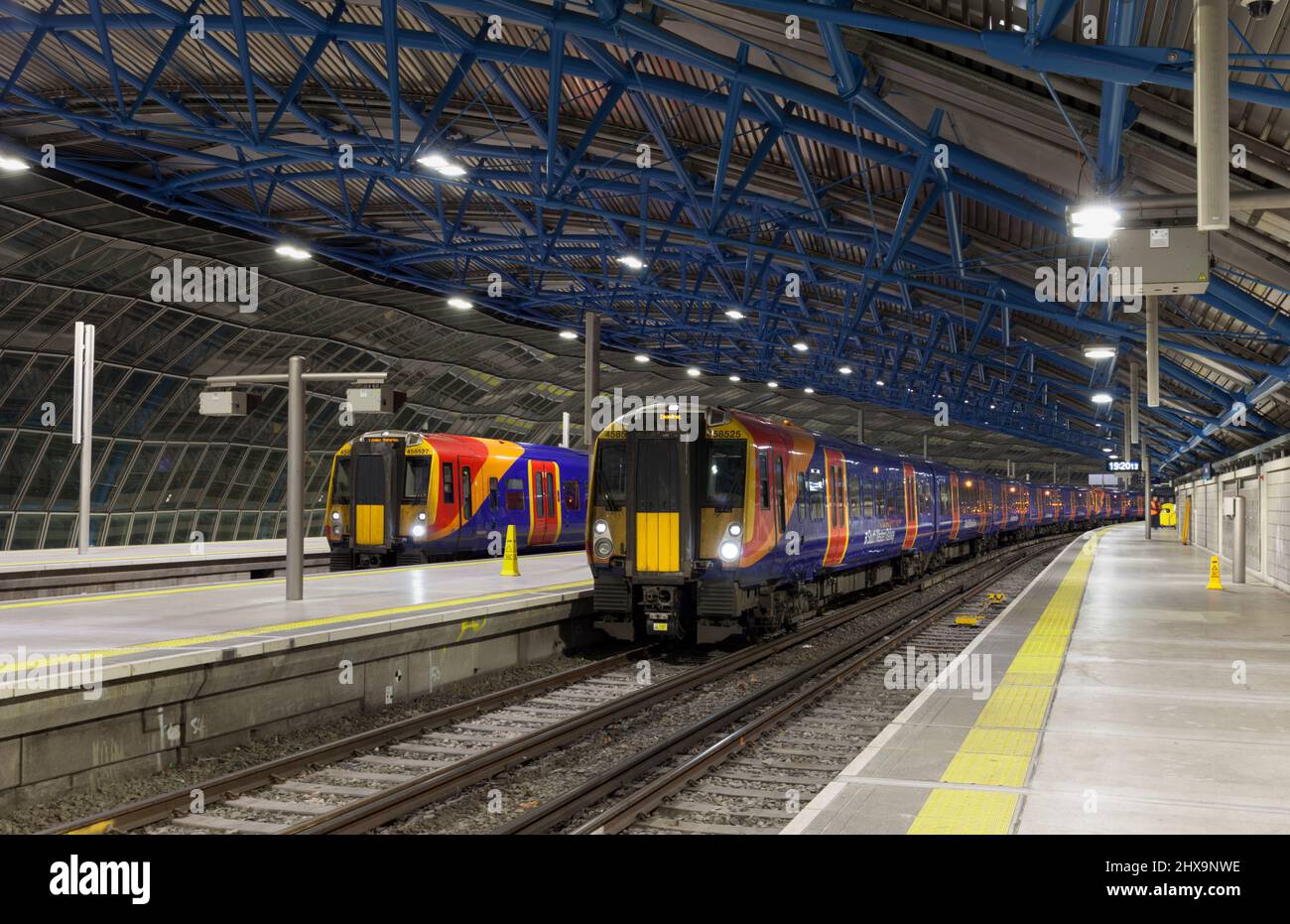 South Western Railway classe 458 trains électriques dans les anciennes plates-formes de gare internationale de Waterloo à la gare de Londres Waterloo la nuit Banque D'Images