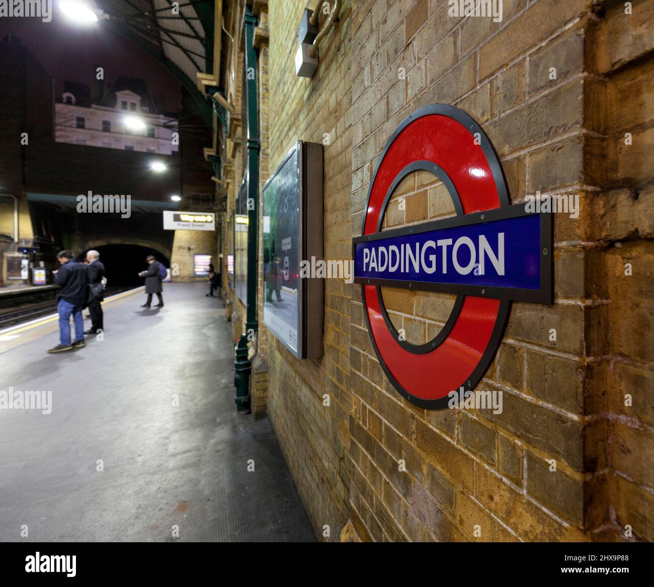 London Paddington station de métro london, avec le logo de la cocarde du métro de londres et les passagers en attente Banque D'Images