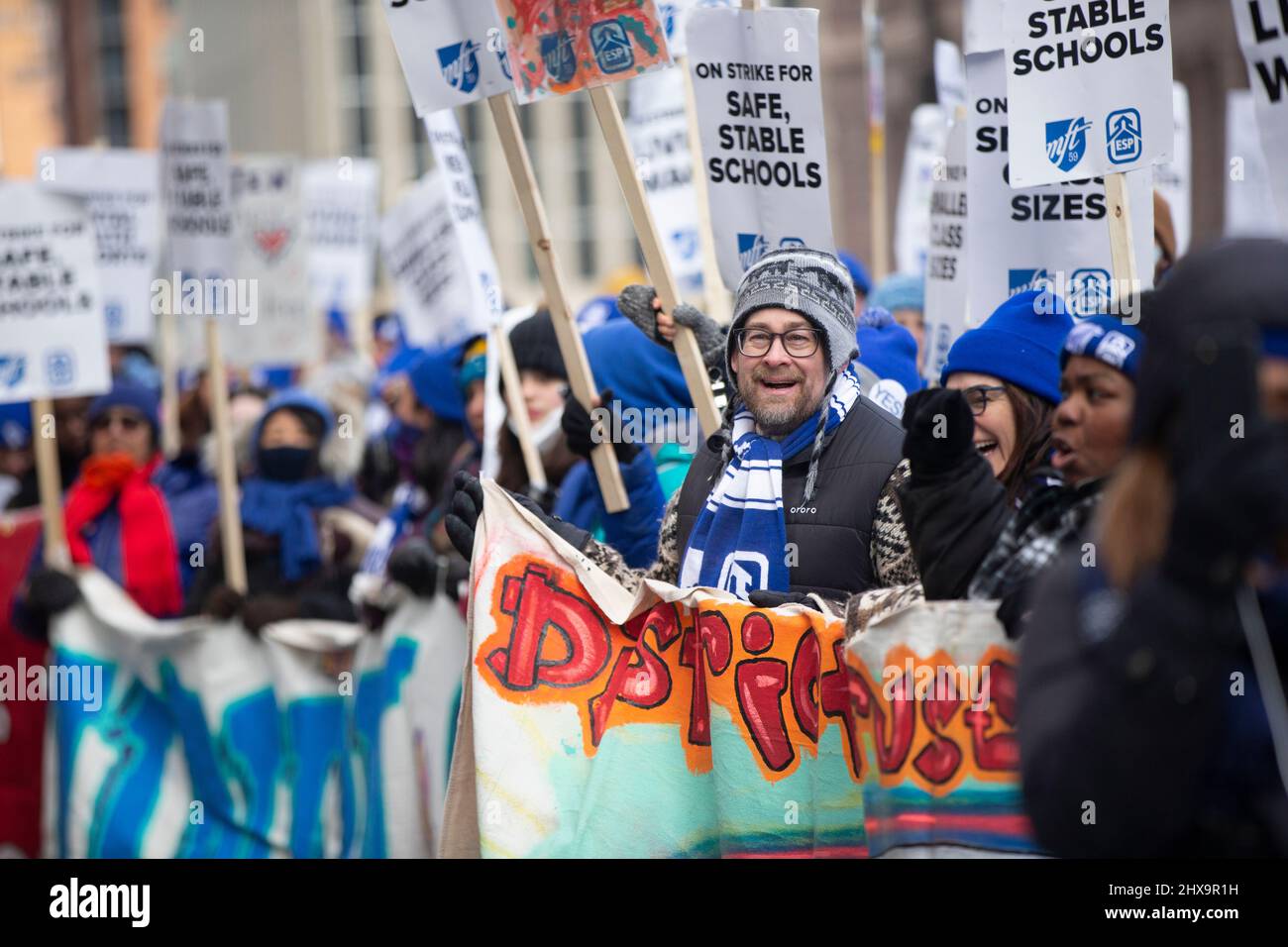 Minneapolis, Minnesota, États-Unis. Le 10 mars 2022, les enseignants en grève et les partisans de l'enseignant en grève écoutent les conférenciers lors d'une grève des syndicats d'enseignants des écoles publiques de Minneapolis. Credit: Chris Juhn/Alay Live News Banque D'Images