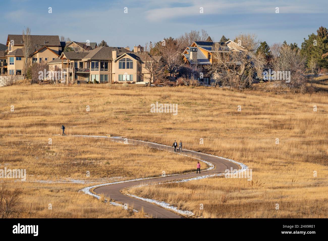 Fort Collins, Colorado, États-Unis - 30 janvier 2022 : les randonneurs profitent d'un après-midi d'hiver chaud et calme sur une piste cyclable à la région naturelle de Cathy Fromme Prairie, dans le col Banque D'Images