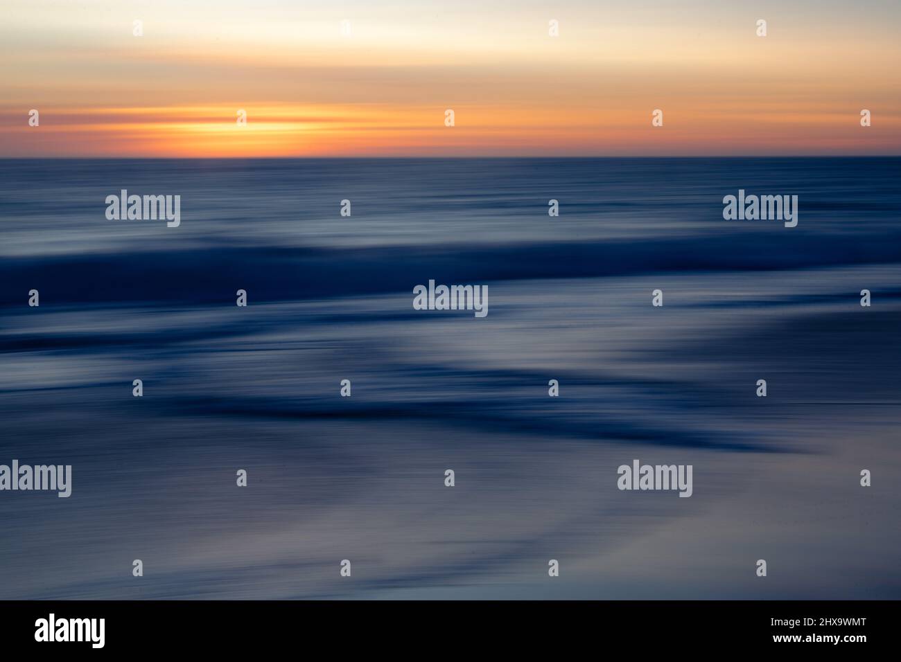 North Coogee Beach au coucher du soleil ; mouvement intentionnel de l'appareil photo, flou, Banque D'Images