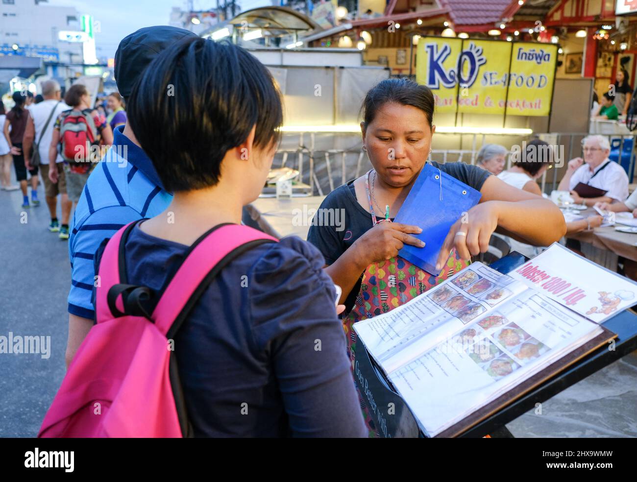 Scène urbaine du célèbre marché nocturne de Hua Hin. Hua Hin est l'une des destinations de voyage les plus populaires en Thaïlande. Banque D'Images