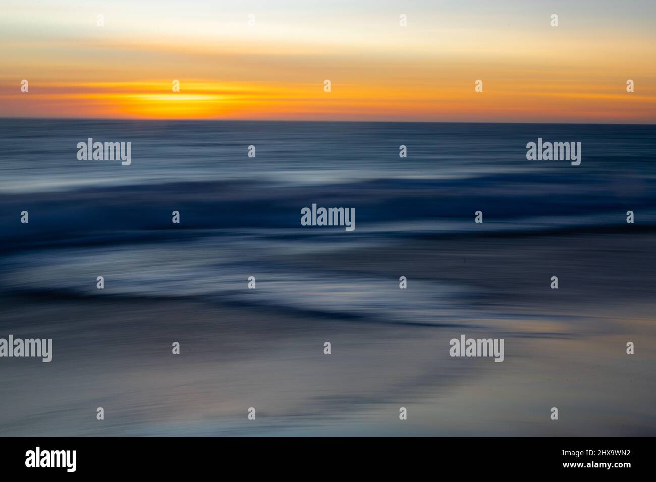 North Coogee Beach au coucher du soleil ; mouvement intentionnel de l'appareil photo, flou, Banque D'Images