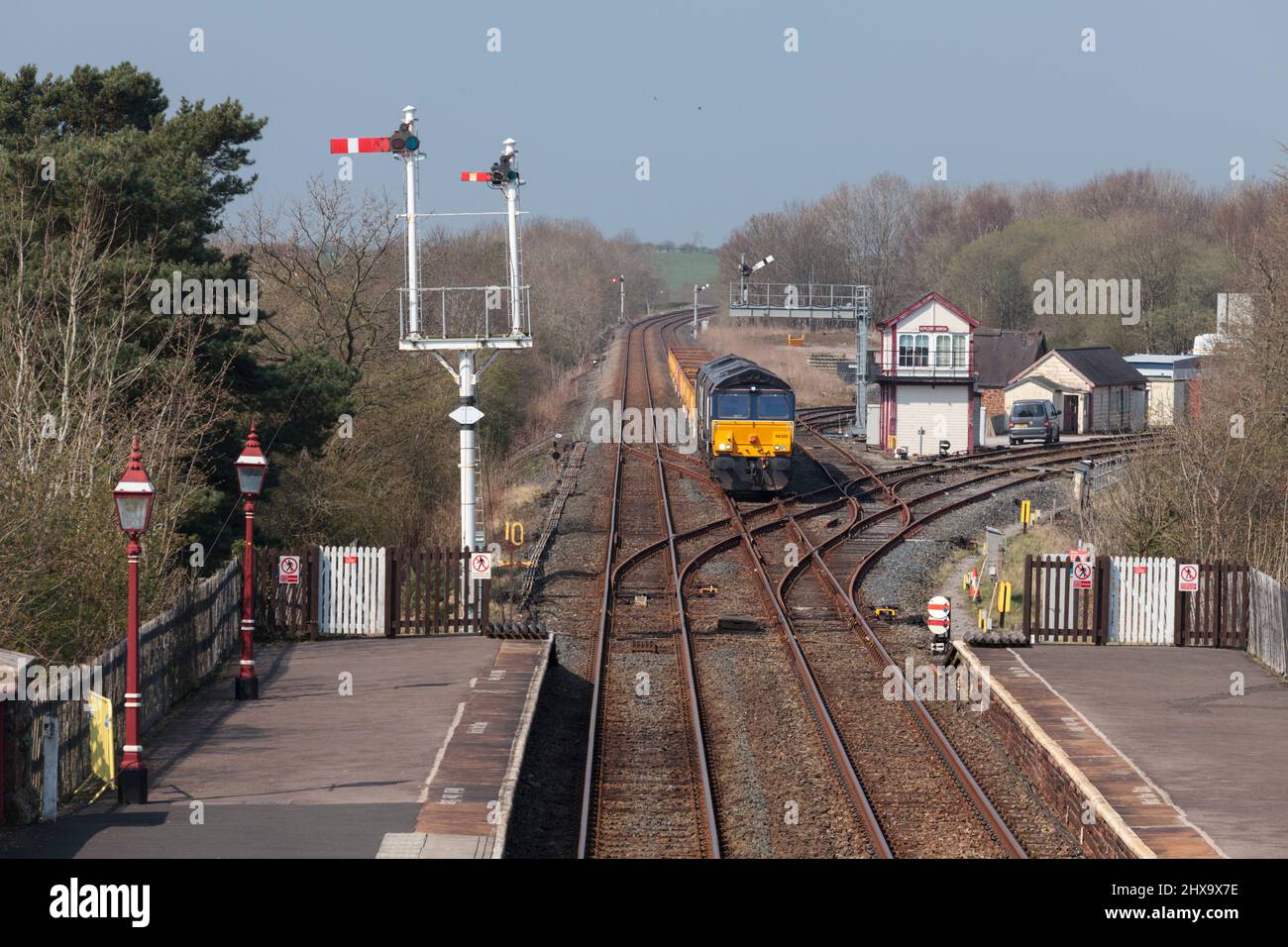 Appleby, Cumbria Direct rail Services train de marchandises approchant la gare avec un grand signal de support de sémaphore et une boîte de signalisation de chemin de fer midland Banque D'Images