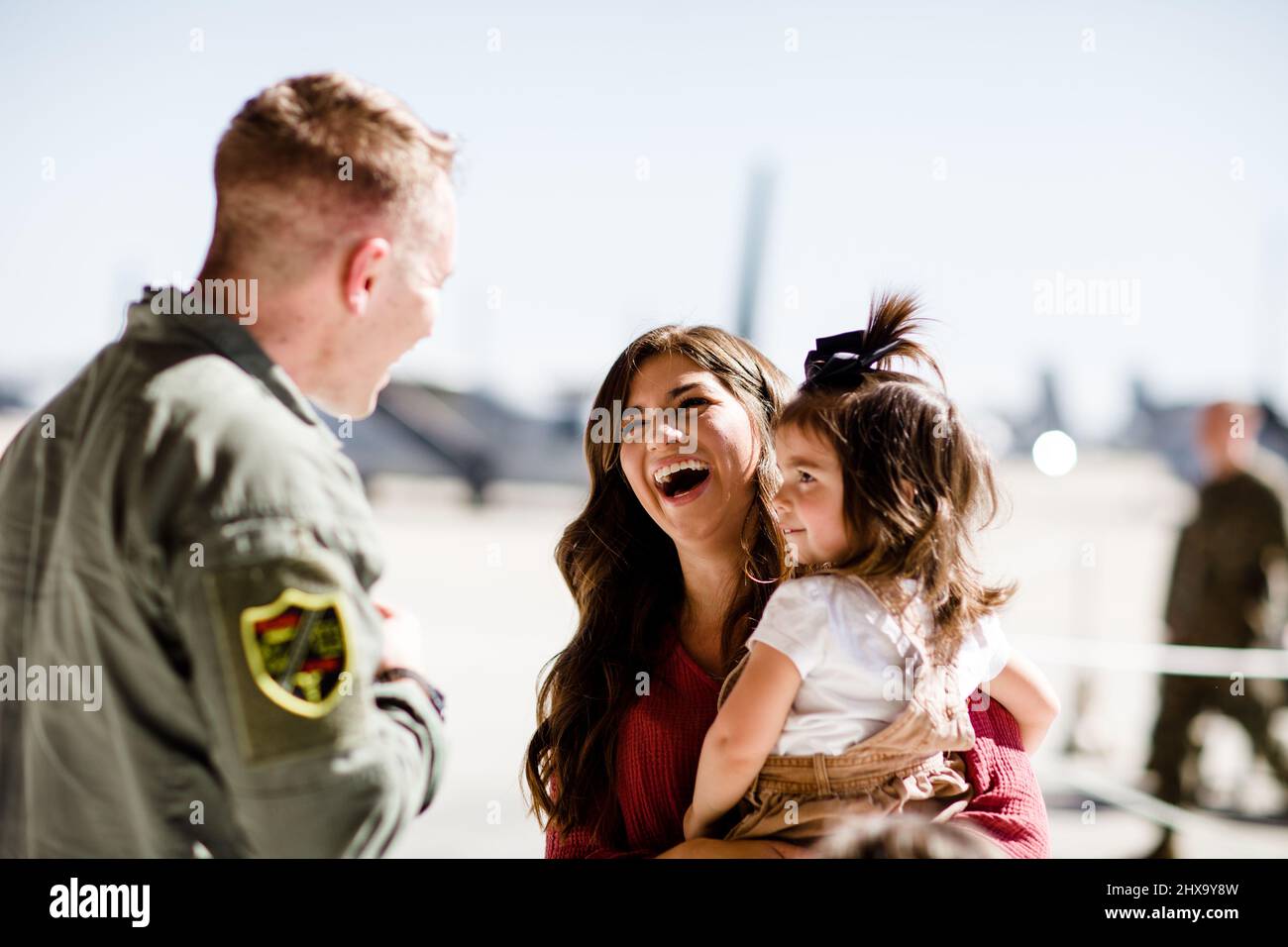 La marine se réunifiée avec la famille à Miramar à San Diego Banque D'Images