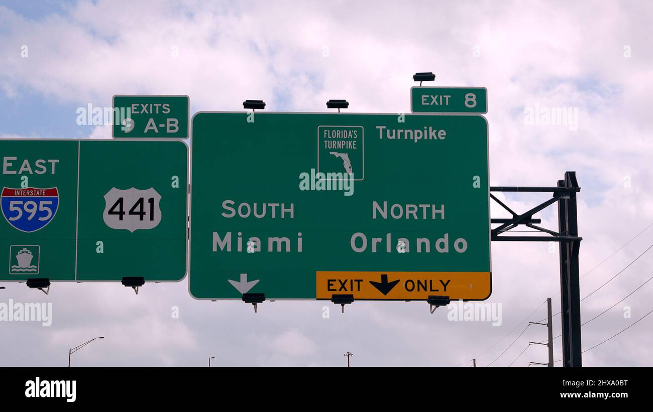 Panneaux indiquant Miami sur l'autoroute - MIAMI, FLORIDE - 14 FÉVRIER 2022 Banque D'Images