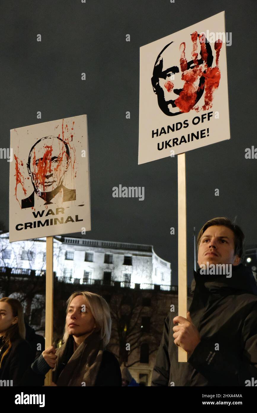 Londres, Royaume-Uni, 10th mars 2022. Les Ukrainiens et les partisans poursuivent leurs manifestations quotidiennes sur Trafalgar Square. Au cours du rassemblement, les orateurs ont appelé à l'attaque contre un hôpital de maternité barbares et ont réitéré les appels à l'OTAN pour créer une zone d'exclusion aérienne. Crédit : onzième heure Photographie/Alamy Live News Banque D'Images