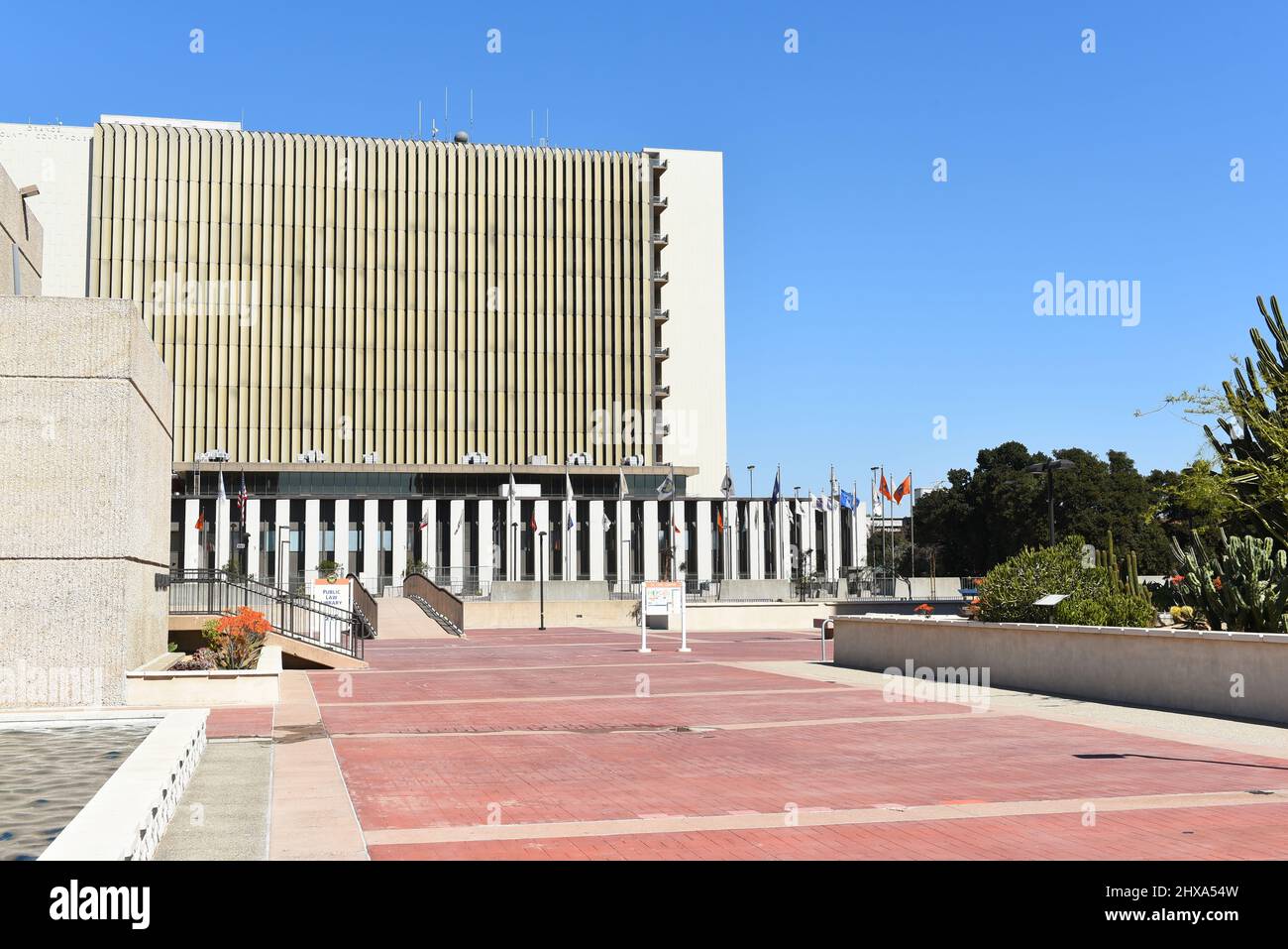 SANTA ANA, CALIFORNIE - 9 MARS 2022 : le palais de justice du comté d'Orange et la bibliothèque de droit public. Banque D'Images