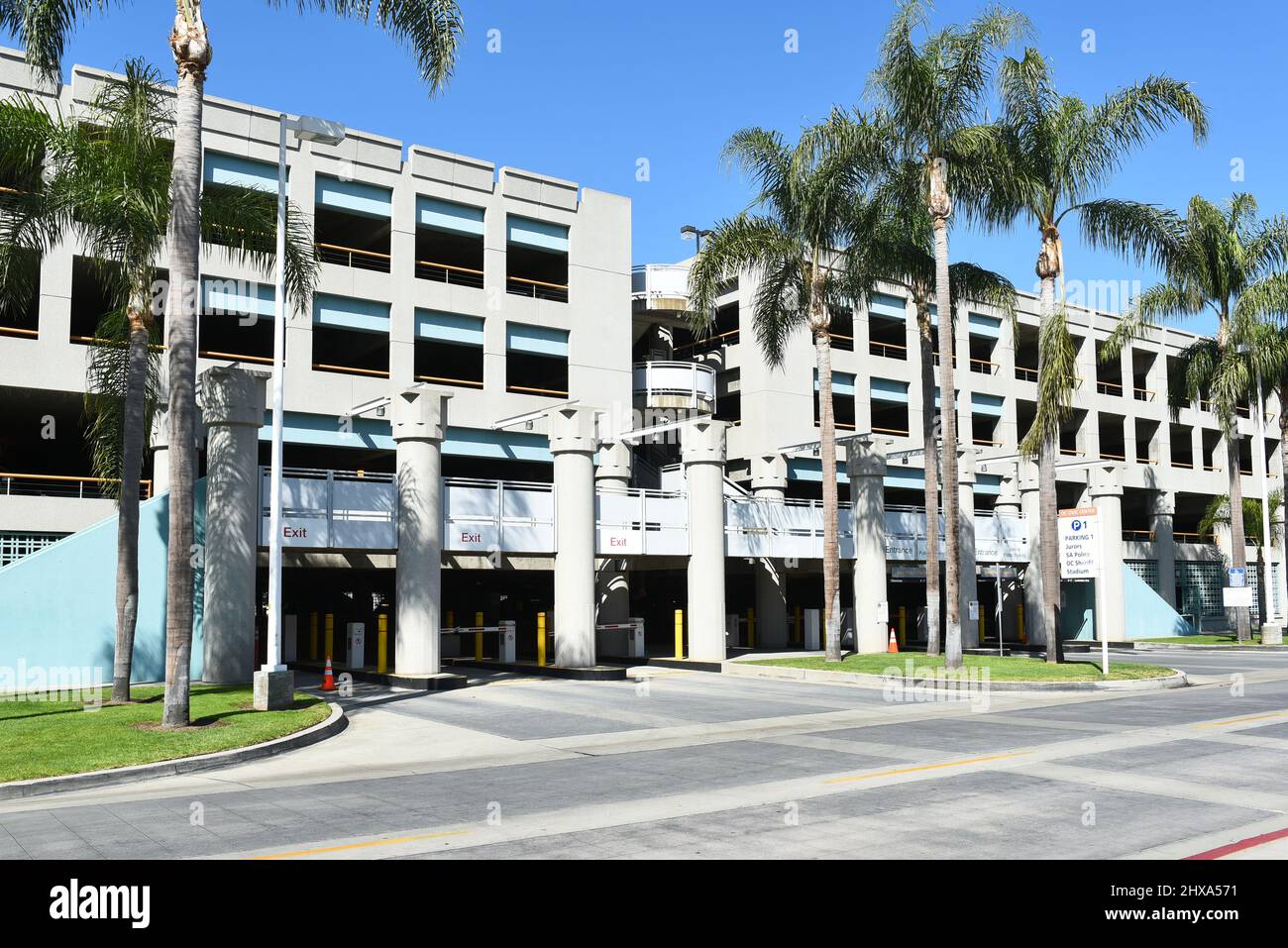 SANTA ANA, CALIFORNIE - 9 MARS 2022 : parking 1 au centre civique de Santa Ana, au service des jurés, de la police, du shérif et du stade de Santa Ana Banque D'Images