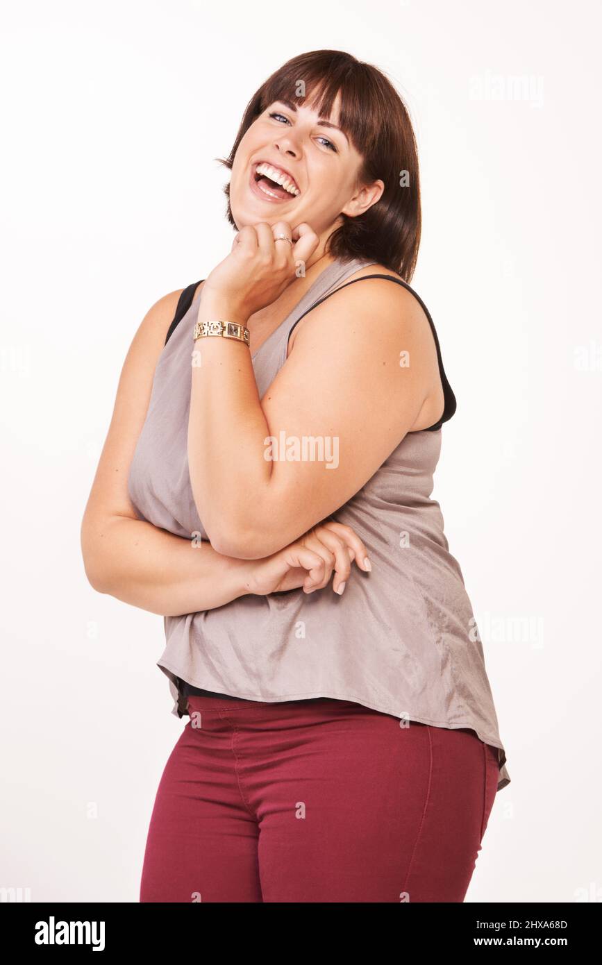 Riant. Portrait d'une jeune femme heureuse qui rit sur un fond blanc. Banque D'Images