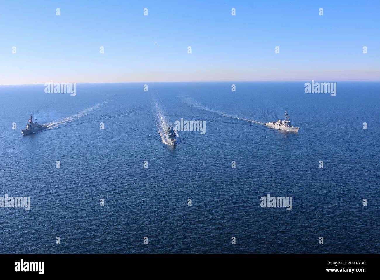 220309-N-NO901-1195 MER BALTIQUE (9 mars 2022) - les destroyers guidés de missiles de la classe Arleigh Burke USS Forrest Sherman (DDG 98) et USS Donald Cook (DDG 75) effectuent des manœuvres avec la frégate de défense aérienne allemande de la classe Sachsen FGS Sachsen (F219), mars 9. Forrest Sherman est déployé sur le théâtre d'opérations européen et participe à une série d'activités maritimes à l'appui de la Sixième flotte américaine et des alliés de l'OTAN. (É.-U. Photo de la marine par Naval Air Crewman (hélicoptère) classe 2nd Reuben Richardson) Banque D'Images