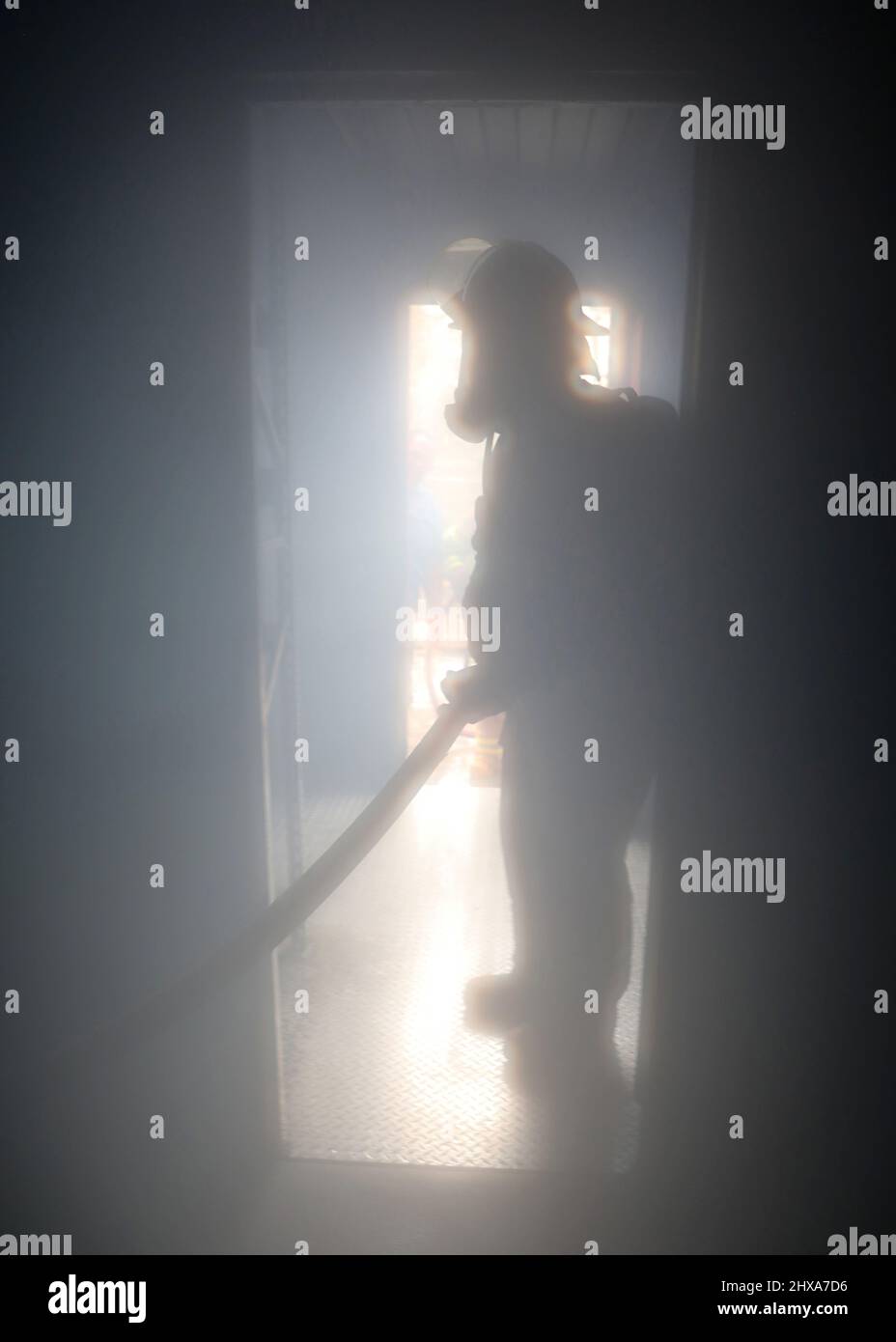 220223-N-OH262-0160--FORT EUSTIS, Virginie (le 23 février 2022)--les nouveaux employés des navigateurs de la fonction publique (CIVMAR) utilisent un tuyau d'incendie pour éteindre un incendie simulé dans la salle des machines d'un navire au Centre d'entraînement du commandement du Sealift militaire est sur la base conjointe Langley-fort Eustis, Virginie, le 23 février. L'évolution de la formation faisait partie du programme de formation de base du SMC pour le contrôle des dommages, qui doit être complété avec succès avant de naviguer dans la flotte de navires du SMC. (É.-U. Navy photo par Bill Mesta/publié) Banque D'Images