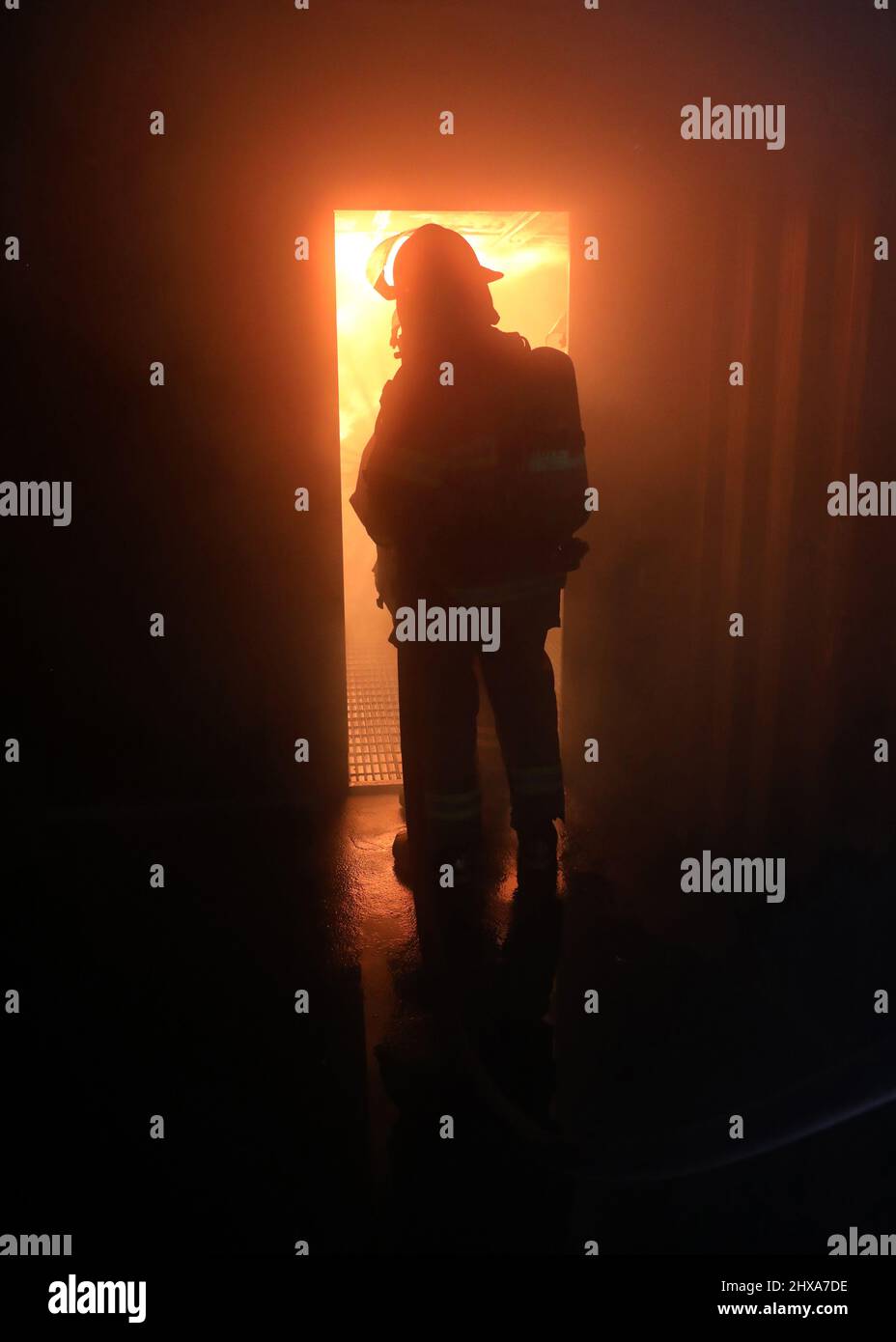 220223-N-OH262-0138--FORT EUSTIS, Virginie (le 23 février 2022)--les nouveaux employés des navigateurs de la fonction publique (CIVMAR) utilisent un tuyau d'incendie pour éteindre un incendie simulé dans la salle des machines d'un navire au Centre d'entraînement du commandement du Sealift militaire est sur la base conjointe Langley-fort Eustis, Virginie, le 23 février. L'évolution de la formation faisait partie du programme de formation de base du SMC pour le contrôle des dommages, qui doit être complété avec succès avant de naviguer dans la flotte de navires du SMC. (É.-U. Navy photo par Bill Mesta/publié) Banque D'Images