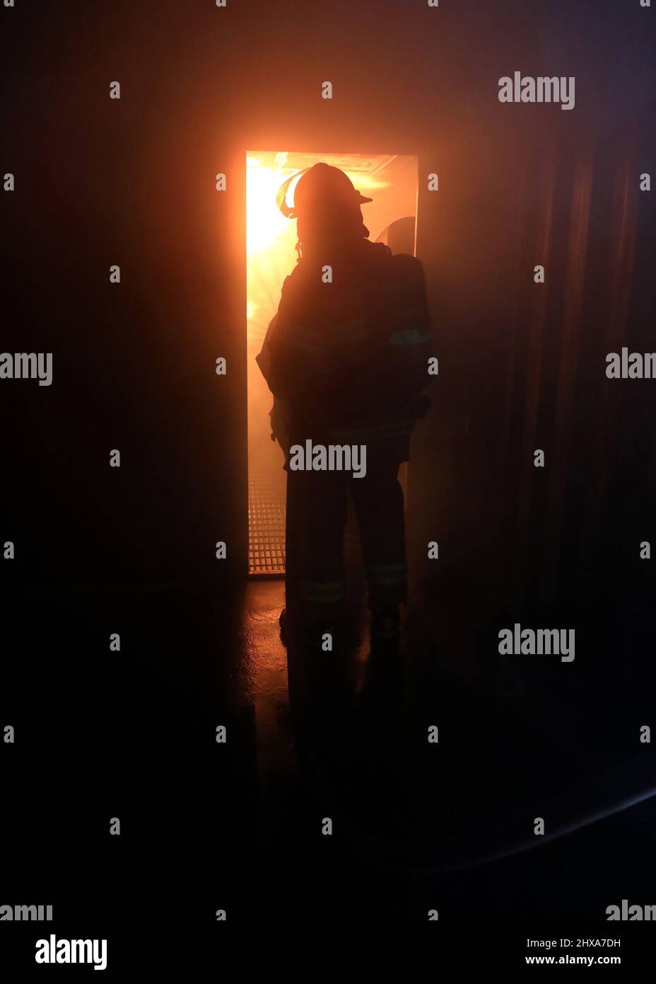 220223-N-OH262-0139--FORT EUSTIS, Virginie (le 23 février 2022)--les nouveaux employés des navigateurs de la fonction publique (CIVMAR) entrent dans une simulation d'incendie dans la salle des machines au Centre d'entraînement du commandement du transport maritime militaire est sur la base conjointe Langley-fort Eustis, Virginie, le 23 février. La formation faisait partie du programme de formation de base du SMC sur le contrôle des dommages, qui doit être complété avec succès avant de naviguer dans la flotte de navires du SMC. (É.-U. Navy photo par Bill Mesta/publié) Banque D'Images