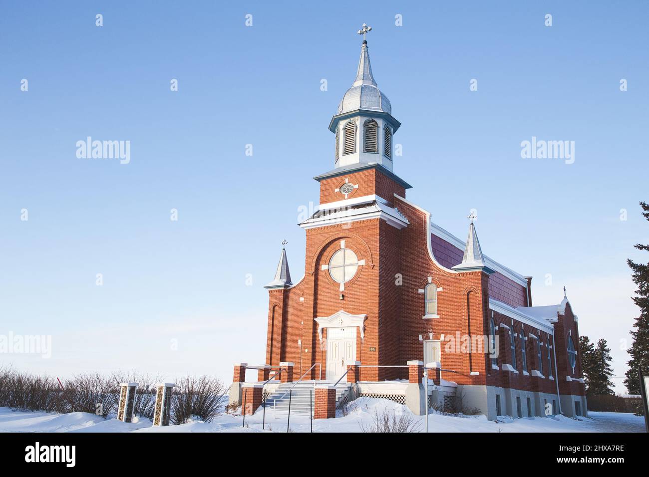 Église catholique de Saint-Norberts-Roamn dans un paysage rural d'hiver Banque D'Images