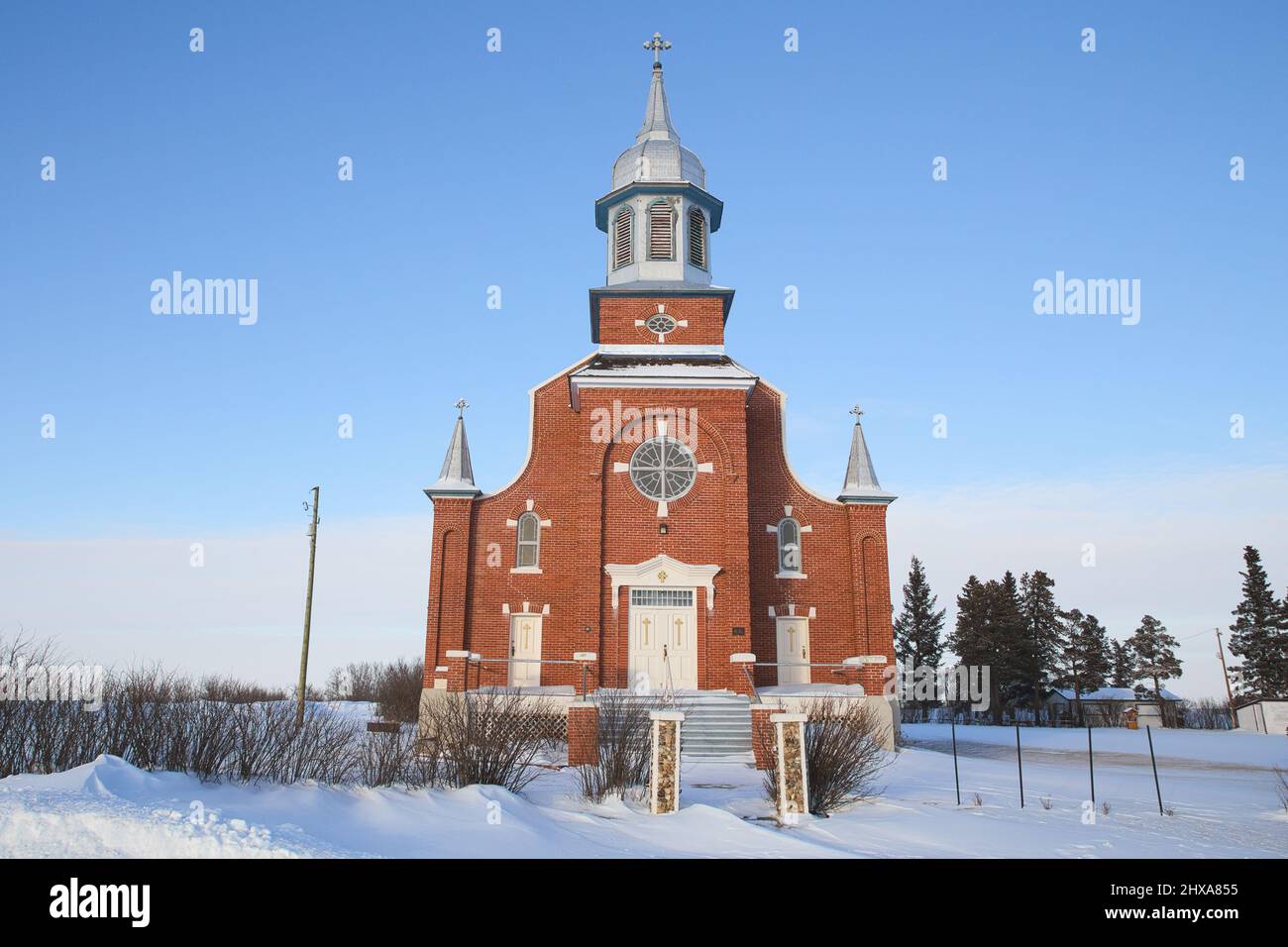 Église catholique de Saint-Norberts-Roamn dans un paysage rural d'hiver Banque D'Images