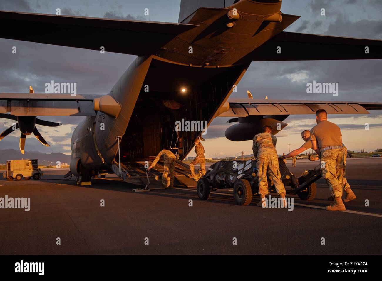 Des aviateurs de la Garde nationale aérienne du Nevada chargent du fret sur un avion C-130 Hercules au cours d'un exercice d'entraînement à la base aérienne de Hickam, à Hawaï, le 3 mars 2022. La Garde nationale aérienne du Nevada a participé à l’exercice de trois jours de la Garde nationale aérienne d’Hawaï, Ho’oikaika 22-1. (É.-U. Photo de la Garde nationale aérienne par le principal Airman Thomas Cox) Banque D'Images