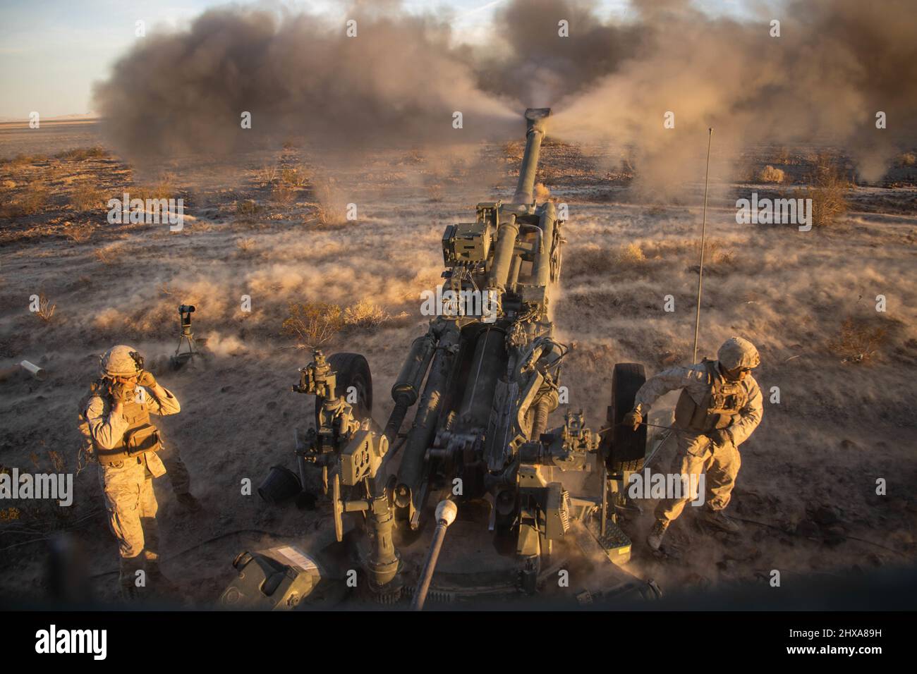 Les Marines des États-Unis avec Charlie Battery, 1st Bataillon, 11th Marine Regiment, 1st Marine Division, ont tiré un obusier de 155 mm tracté en M777 lors d'un exercice d'incendie (FIREX) sur le Marine corps Air-Ground combat Centre Twentynine Palms, Californie, le 27 février 2022. Cette évolution au niveau régimentaire a permis à plusieurs batteries de s'entraîner ensemble, développant le leadership de petites unités tout en augmentant l'efficacité et la létalité. (É.-U. Photo du corps marin par lance Cpl. Brayden Daniel) Banque D'Images