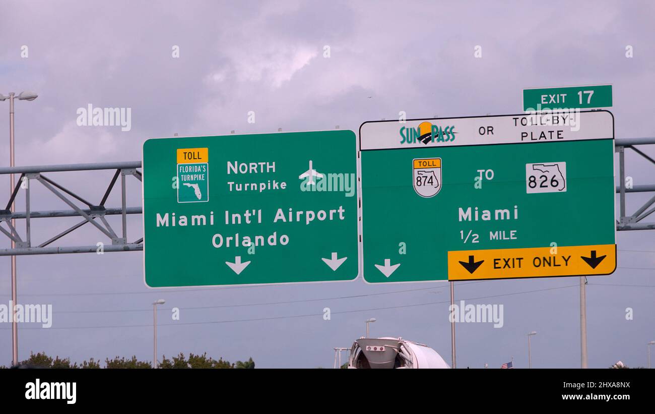 Panneaux indiquant l'aéroport international de Miami et Orlando sur l'autoroute - MIAMI, FLORIDE - 14 FÉVRIER 2022 Banque D'Images