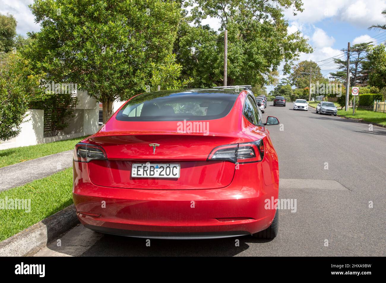Red Tesla modèle 3, 2022 modèle 3 en rouge garée sur une rue à Sydney, Nouvelle-Galles du Sud, Australie Banque D'Images