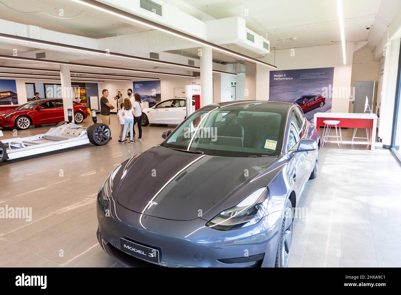 2022 Tesla modèle 3 en argent métallisé dans une salle d'exposition de voitures Tesla à Sydney, Nouvelle-Galles du Sud, Australie Banque D'Images