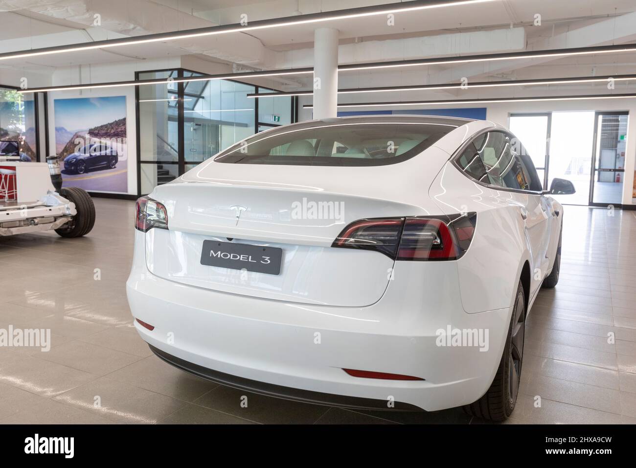 2022 Tesla blanc modèle 3 dans une salle d'exposition de voitures Tesla à Sydney, Nouvelle-Galles du Sud, Australie Banque D'Images