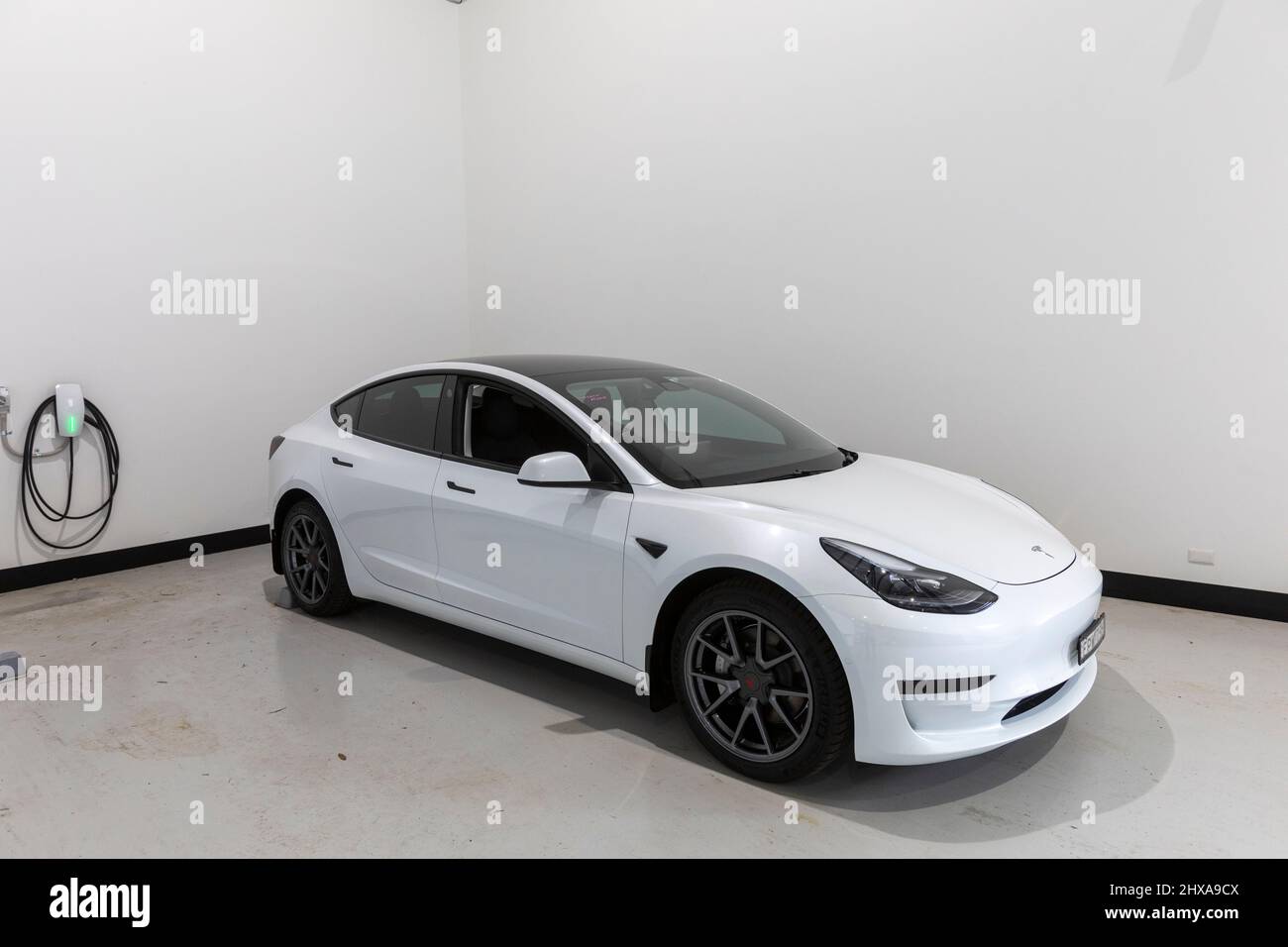 2022 Tesla blanc modèle 3 dans une salle d'exposition de voitures Tesla à Sydney, Nouvelle-Galles du Sud, Australie Banque D'Images