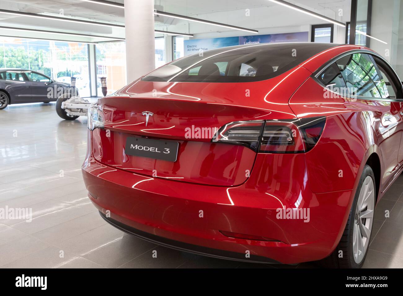 Showroom de voitures Tesla à Sydney Australie avec le modèle 2022 rouge Tesla 3 exposé, Sydney, Nouvelle-Galles du Sud, Australie Banque D'Images
