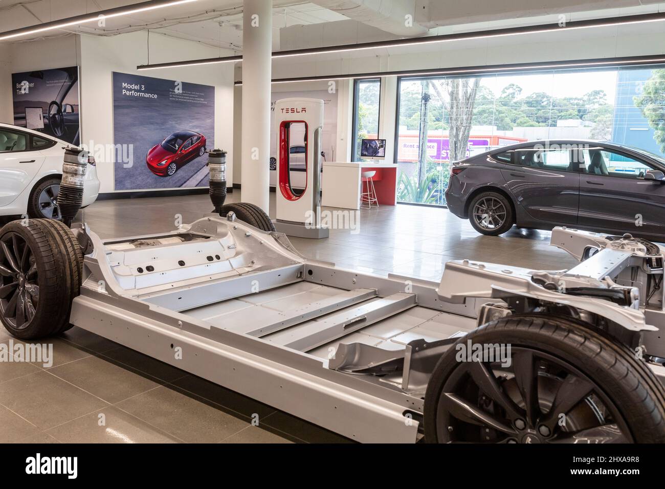 2022 Tesla modèle 3 dans la salle d'exposition tesla Sydney avec châssis de voiture également dans la salle d'exposition, Sydney, Australie Banque D'Images