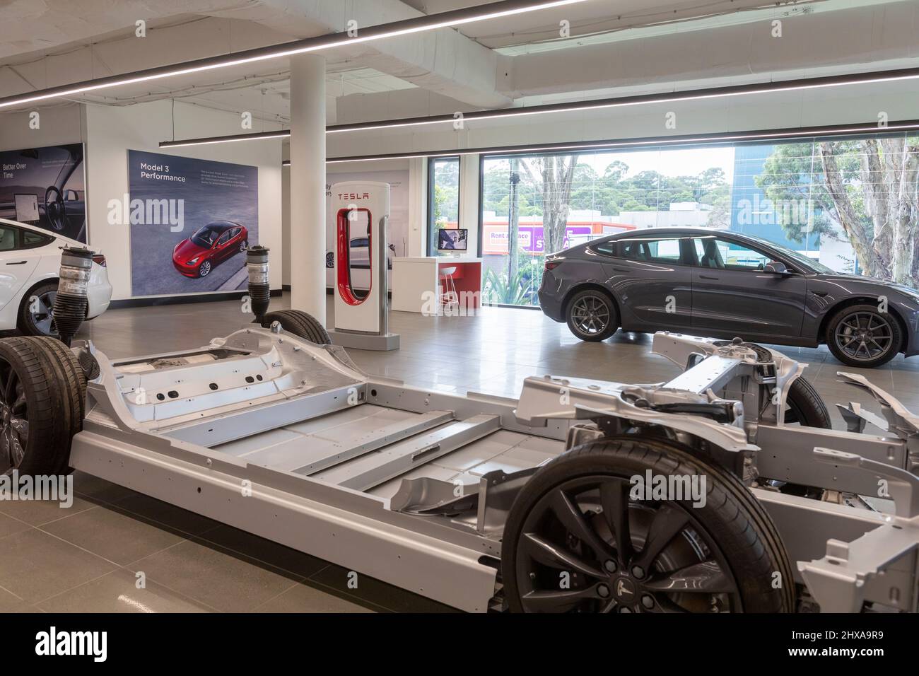 2022 Tesla modèle 3 dans la salle d'exposition tesla Sydney avec châssis de voiture également dans la salle d'exposition, Sydney, Australie Banque D'Images