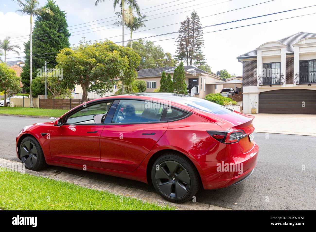2022 voiture rouge Tesla modèle 3 garée dans une rue de Sydney, Nouvelle-Galles du Sud, Australie Banque D'Images