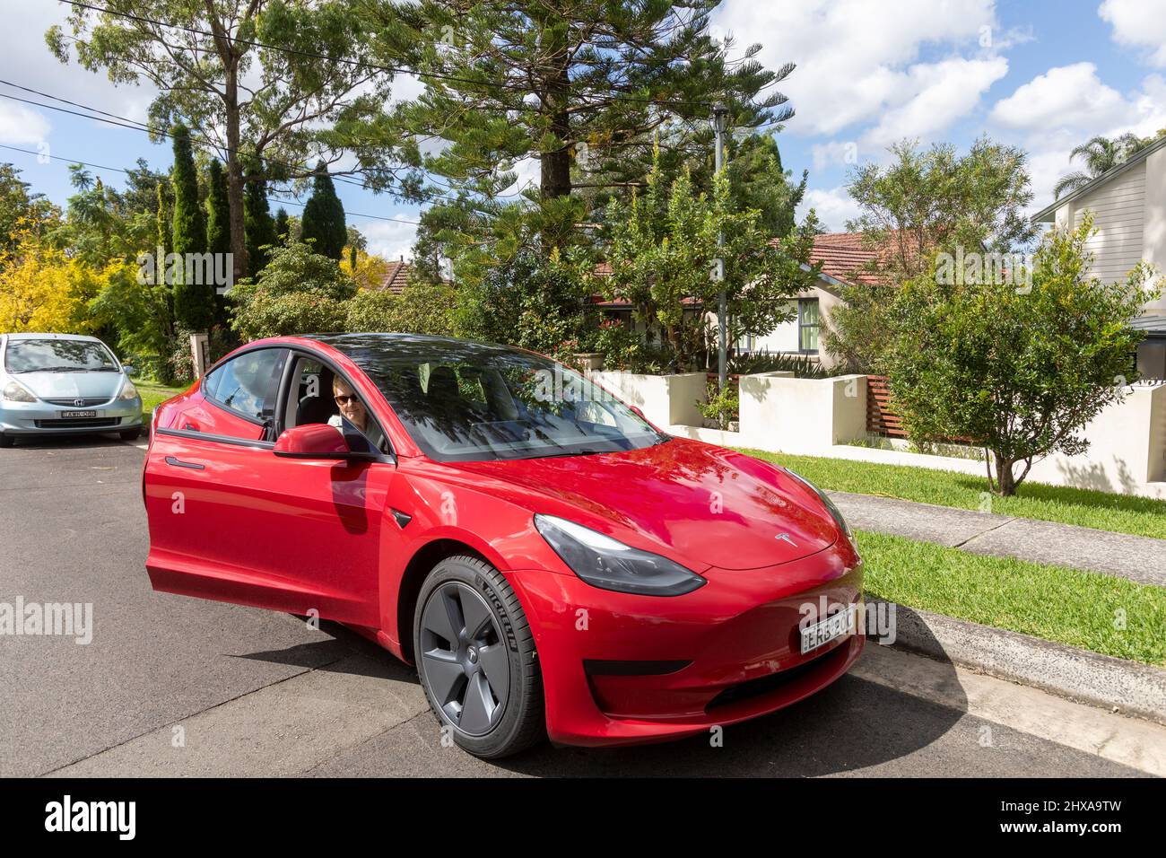 2022 rouge Tesla modèle 3 femme voiture garée dans une rue de Sydney, Nouvelle-Galles du Sud, Australie Banque D'Images