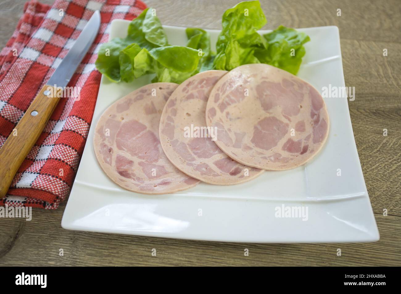 tranche de saucisse sur une assiette Banque D'Images