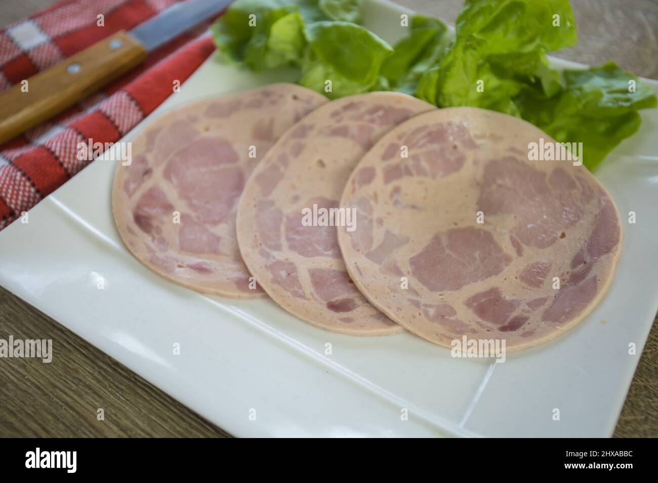tranche de saucisse sur une assiette Banque D'Images