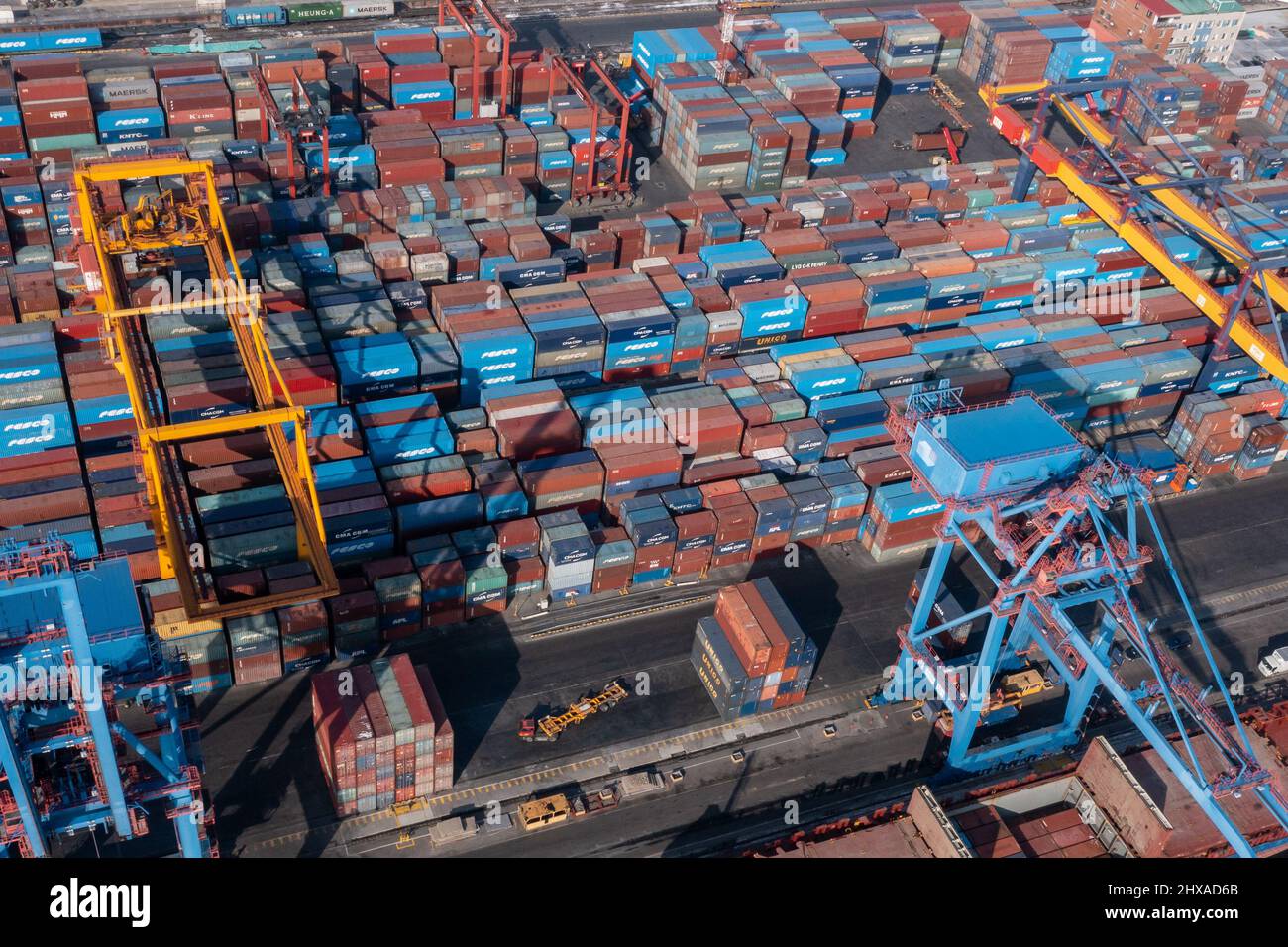 Vladivostok, Russie - 27 janvier 2022 : Vue de dessus du terminal des conteneurs du port maritime. Banque D'Images