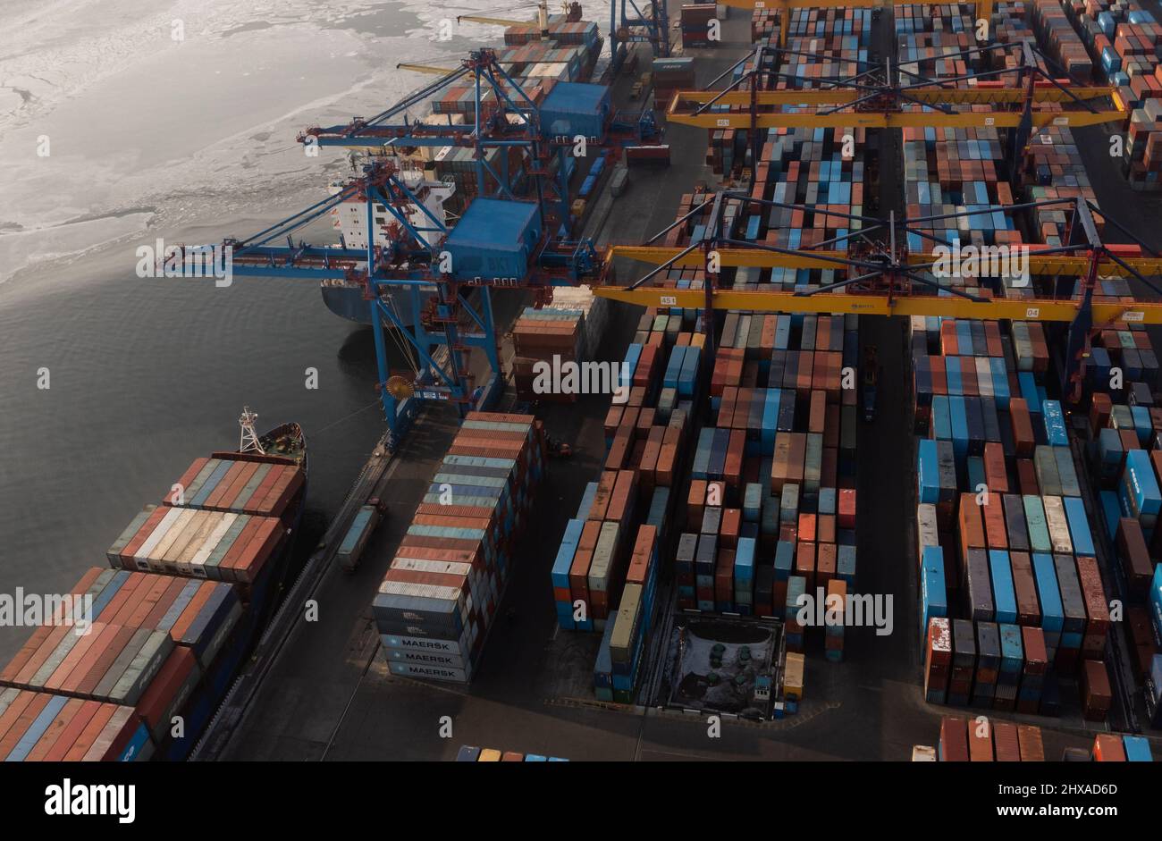 Vladivostok, Russie - 26 janvier 2022 : Vue de dessus du terminal des conteneurs du port maritime.En hiver, un bateau à conteneurs est en train de charger à l'embarcadère. Banque D'Images