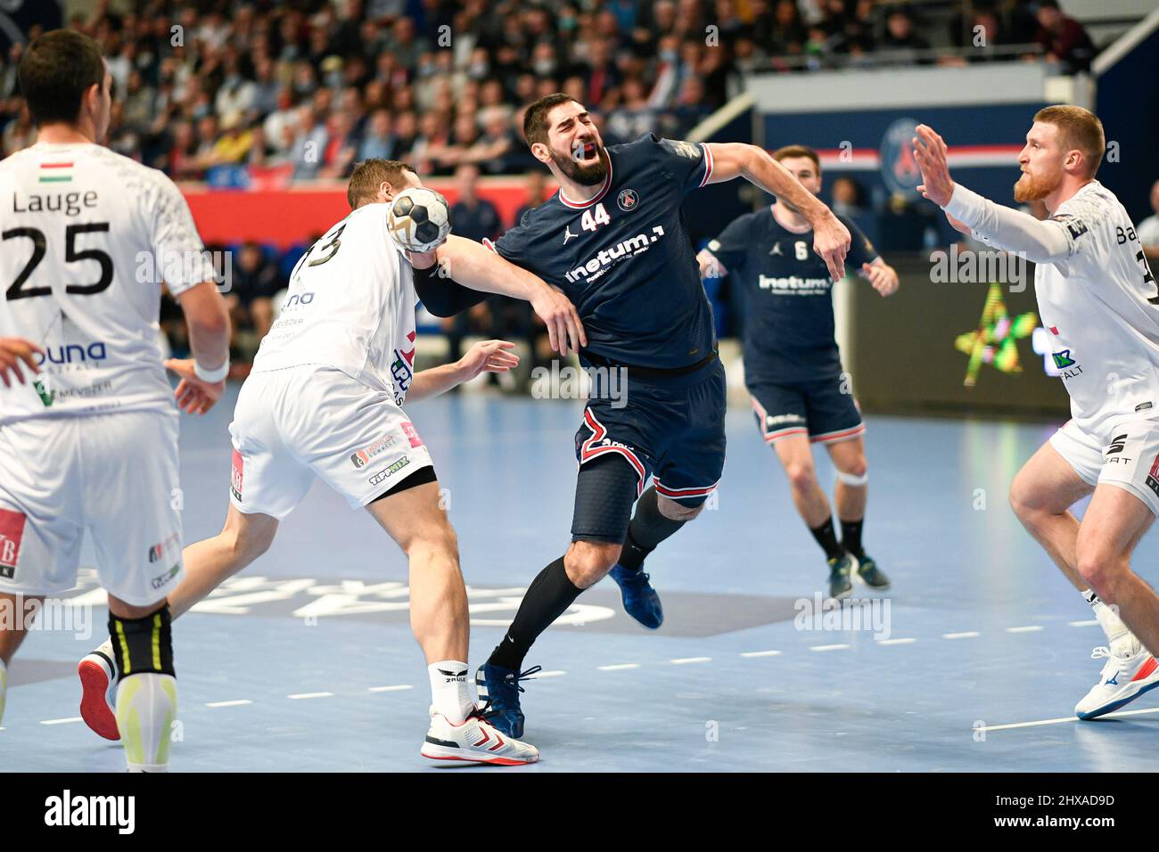 Paris, France. 10th mars 2022. Nikola Karabatic du PSG lors du match de handball de la Ligue des champions de l'EHF, phase de groupe entre Paris Saint-Germain (PSG) Handball et Telekom Veszprem (KSE) le 10 mars 2022 au stade Pierre de Coubertin à Paris, France. Crédit: Victor Joly/Alay Live News crédit: Victor Joly/Alay Live News Banque D'Images