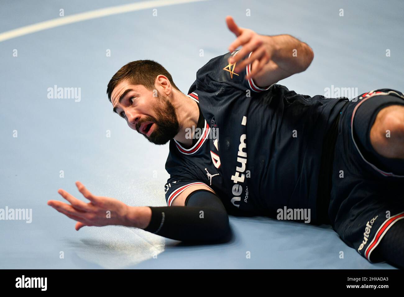 Paris, France. 10th mars 2022. Nikola Karabatic du PSG tombe lors du match de handball de la Ligue des champions de l'EHF, phase de groupe entre Paris Saint-Germain (PSG) Handball et Telekom Veszprem (KSE) le 10 mars 2022 au stade Pierre de Coubertin à Paris, en France. Crédit: Victor Joly/Alay Live News crédit: Victor Joly/Alay Live News Banque D'Images