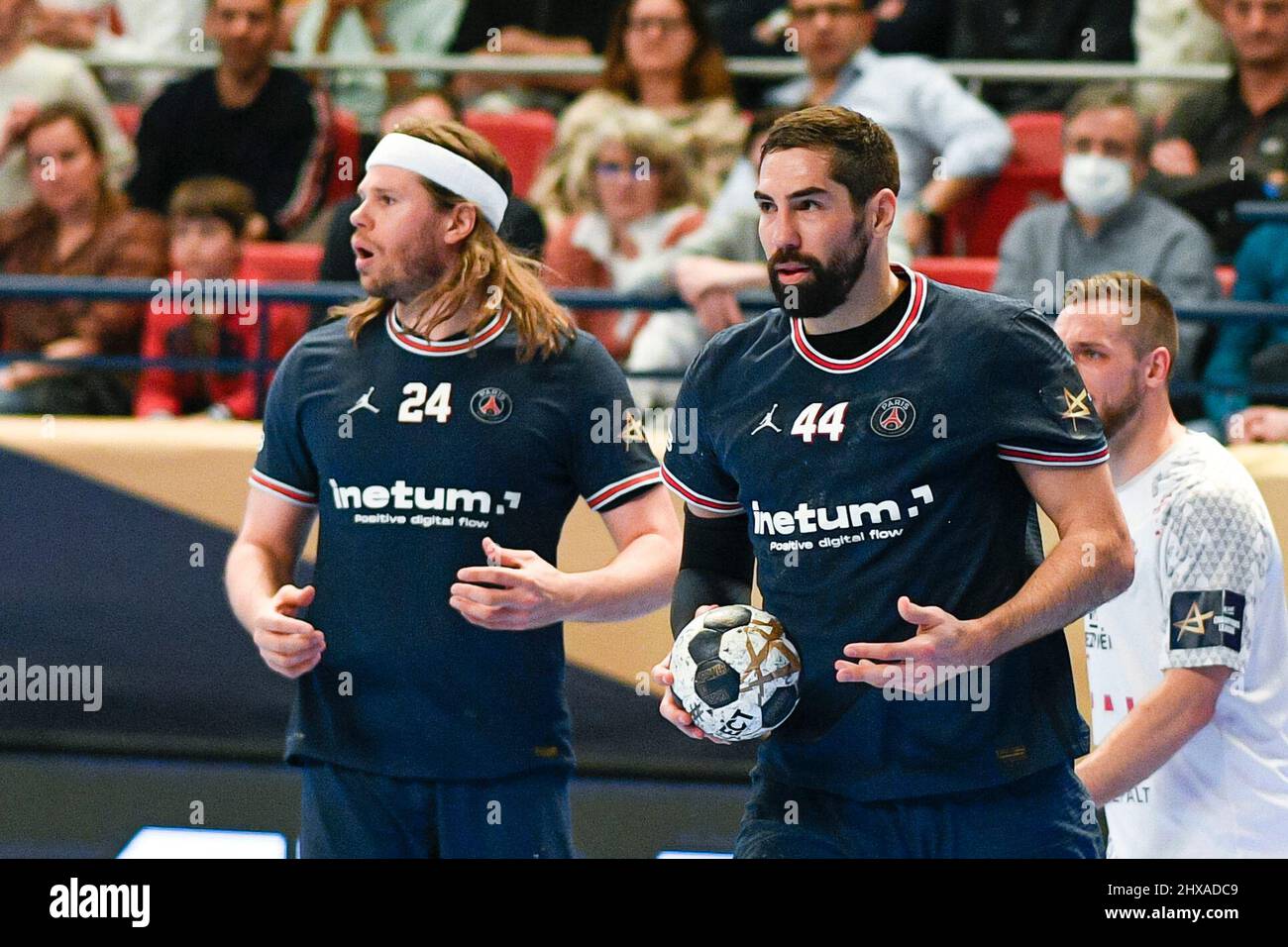 Paris, France. 10th mars 2022. Nikola Karabatic (à droite) et Mikkel Hansen du PSG lors du match de handball de la phase du groupe de la Ligue des champions de l'EHF entre Paris Saint-Germain (PSG) Handball et Telekom Veszprem (KSE) le 10 mars 2022 au stade Pierre de Coubertin à Paris, en France. Crédit: Victor Joly/Alay Live News crédit: Victor Joly/Alay Live News Banque D'Images