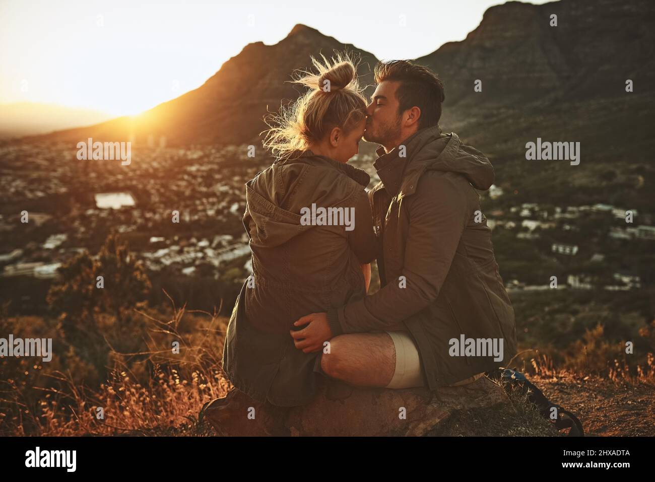 La vue la plus captivante est celle que j'ai apportée. Photo courte d'un couple affectueux sur un sommet de montagne. Banque D'Images