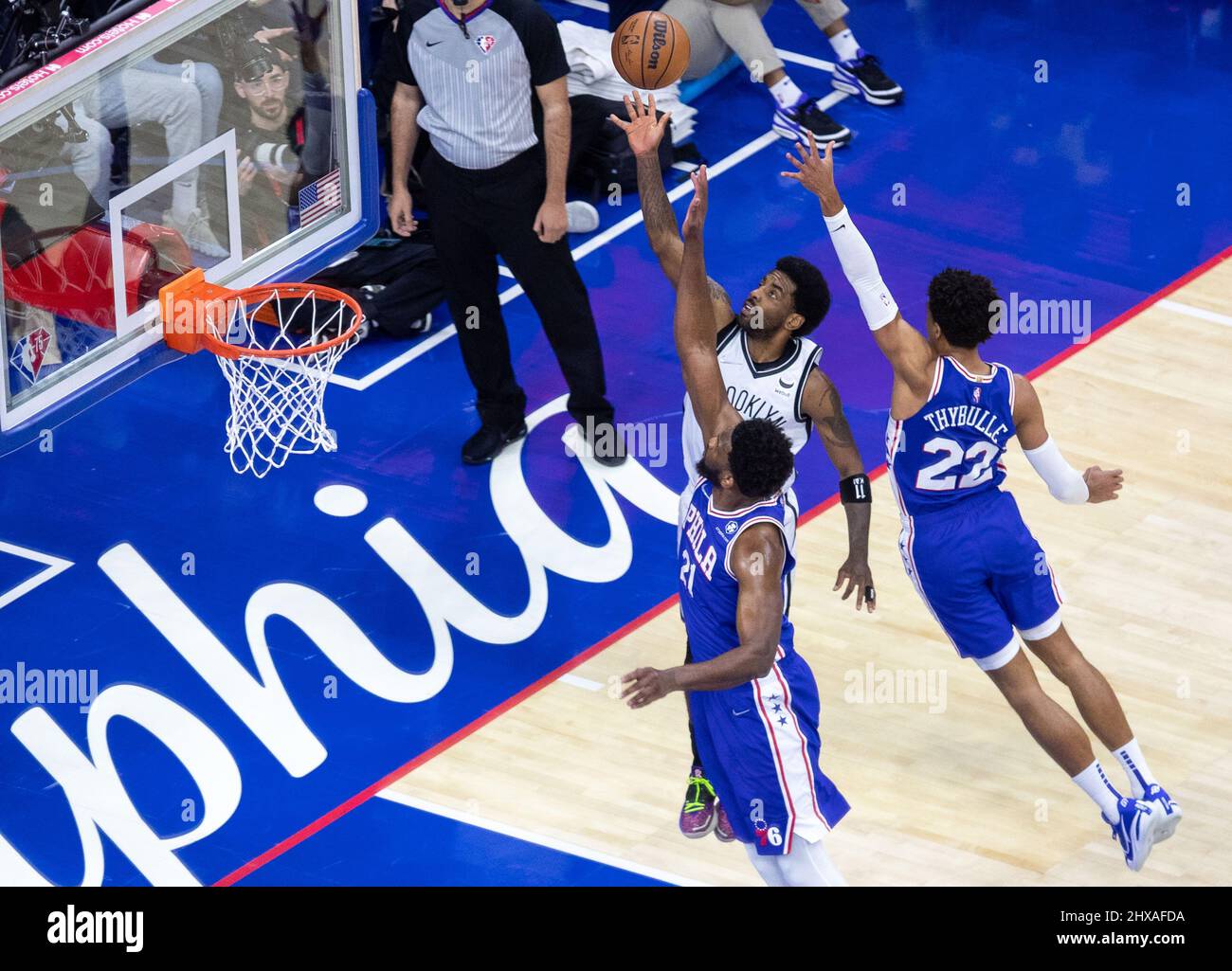 Philadelphie, États-Unis. 10th mars 2022. Matisse Thybulle (76ers 22)&#XA;et Joel Embiid (76ers 21)&#XA;essayer de bloquer Kyrie Irving (nets 11) tourné pendant le match de la National Basketball Association entre les filets de Philadelphie 76ers et de Brooklyn au Wells Fargo Center de Philadelphie, PA (AUCUNE UTILISATION COMMERCIALE) Georgia Soares/SPP crédit: SPP Sport Press photo. /Alamy Live News Banque D'Images