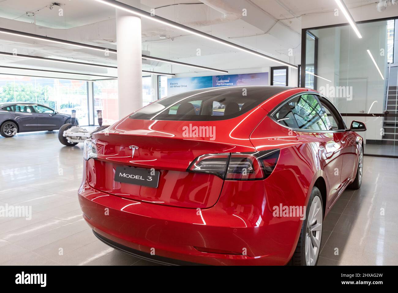 2022 modèle Red Tesla 3 exposé dans une salle d'exposition de voitures Tesla à Sydney, Nouvelle-Galles du Sud, Australie Banque D'Images