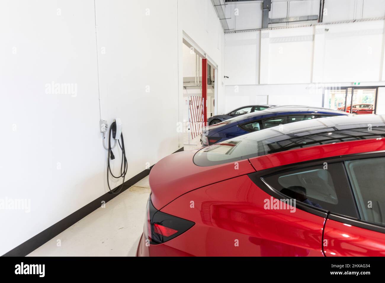 Tesla cars garage de Sydney à côté du chargeur mural Tesla, Australie Banque D'Images