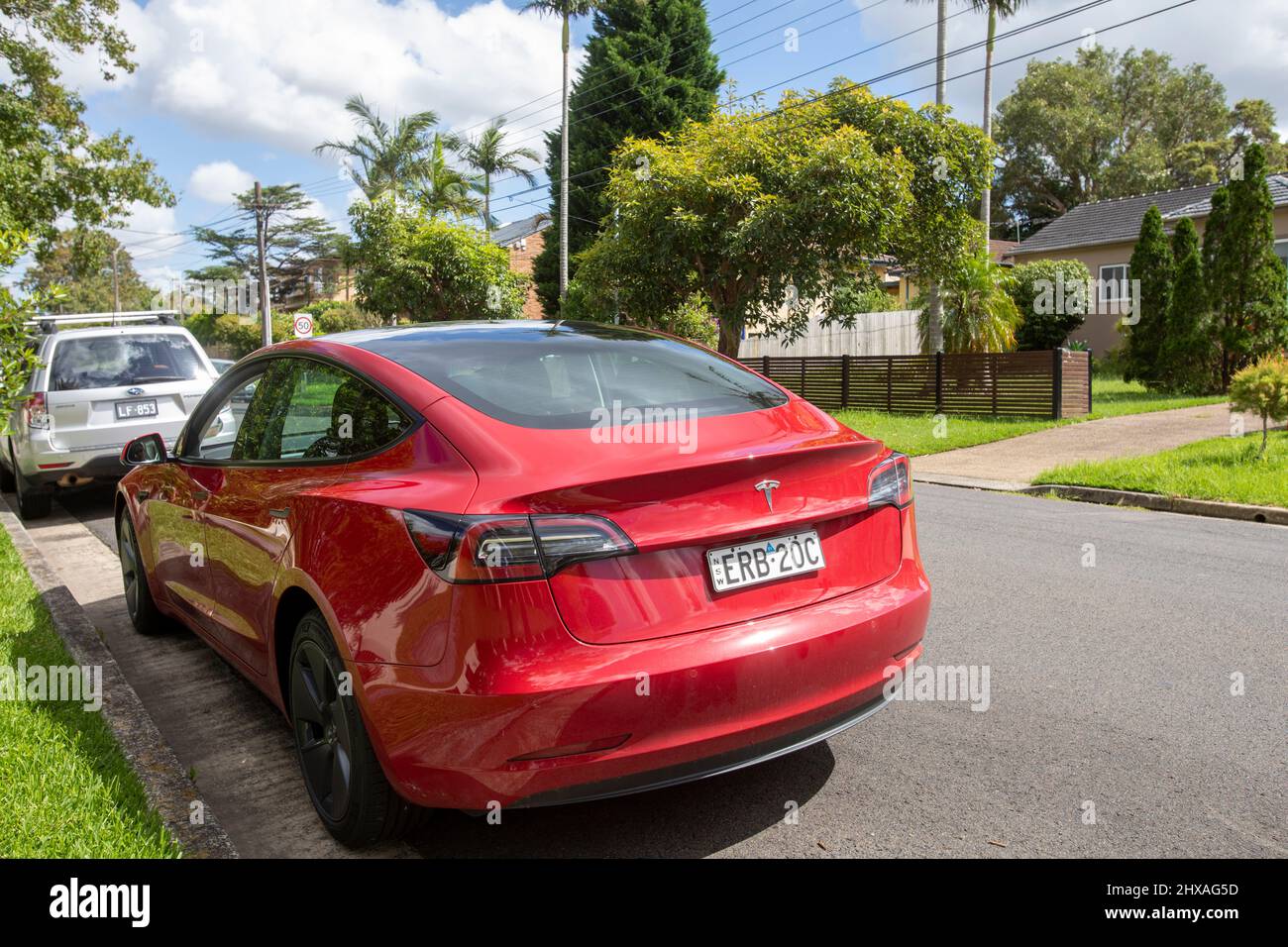 2022 voiture rouge Tesla modèle 3 garée dans une rue de Sydney, Nouvelle-Galles du Sud, Australie Banque D'Images
