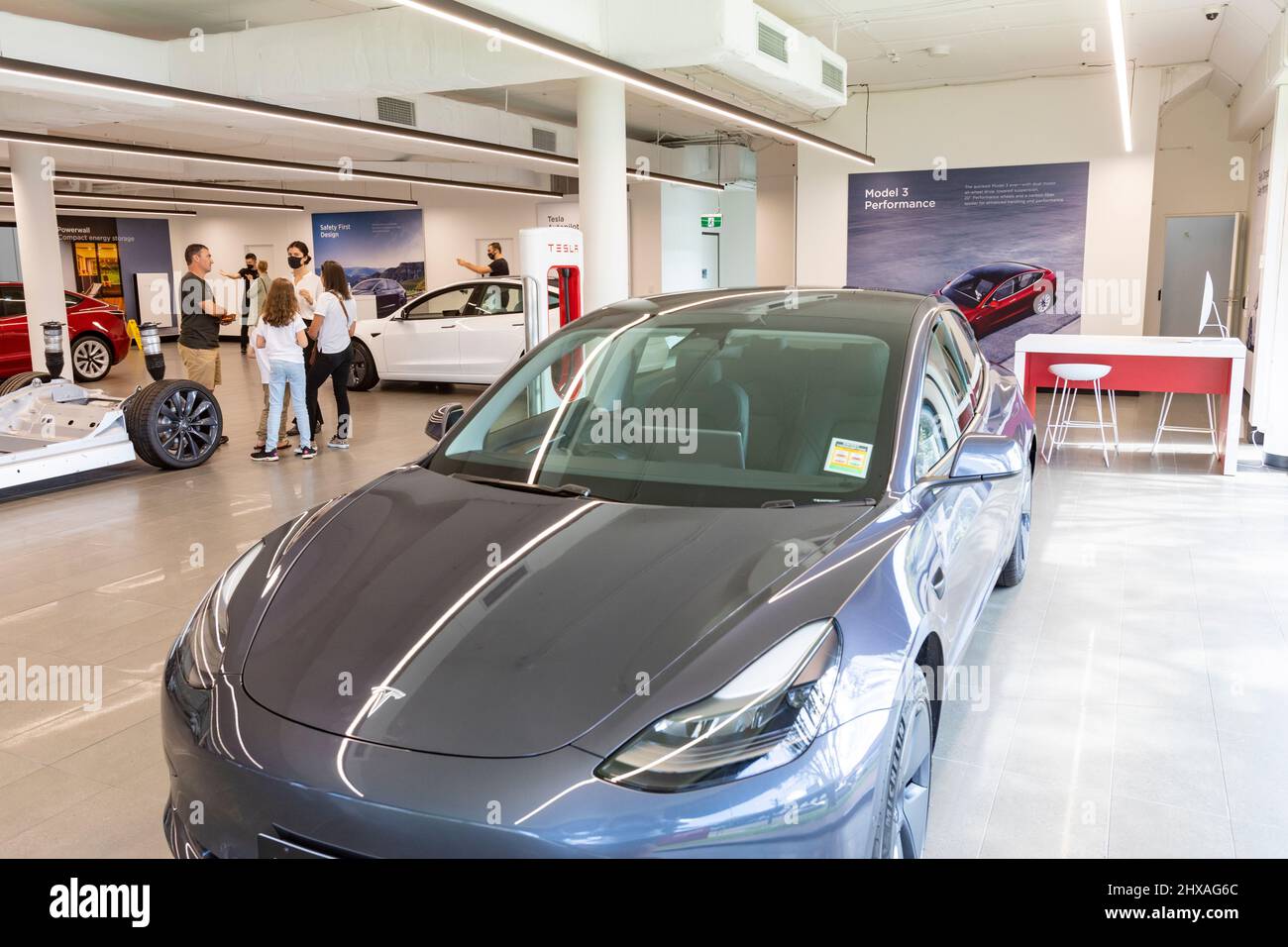 2022 Tesla modèle 3 en argent métallisé dans une salle d'exposition de voitures Tesla à Sydney, Nouvelle-Galles du Sud, Australie Banque D'Images