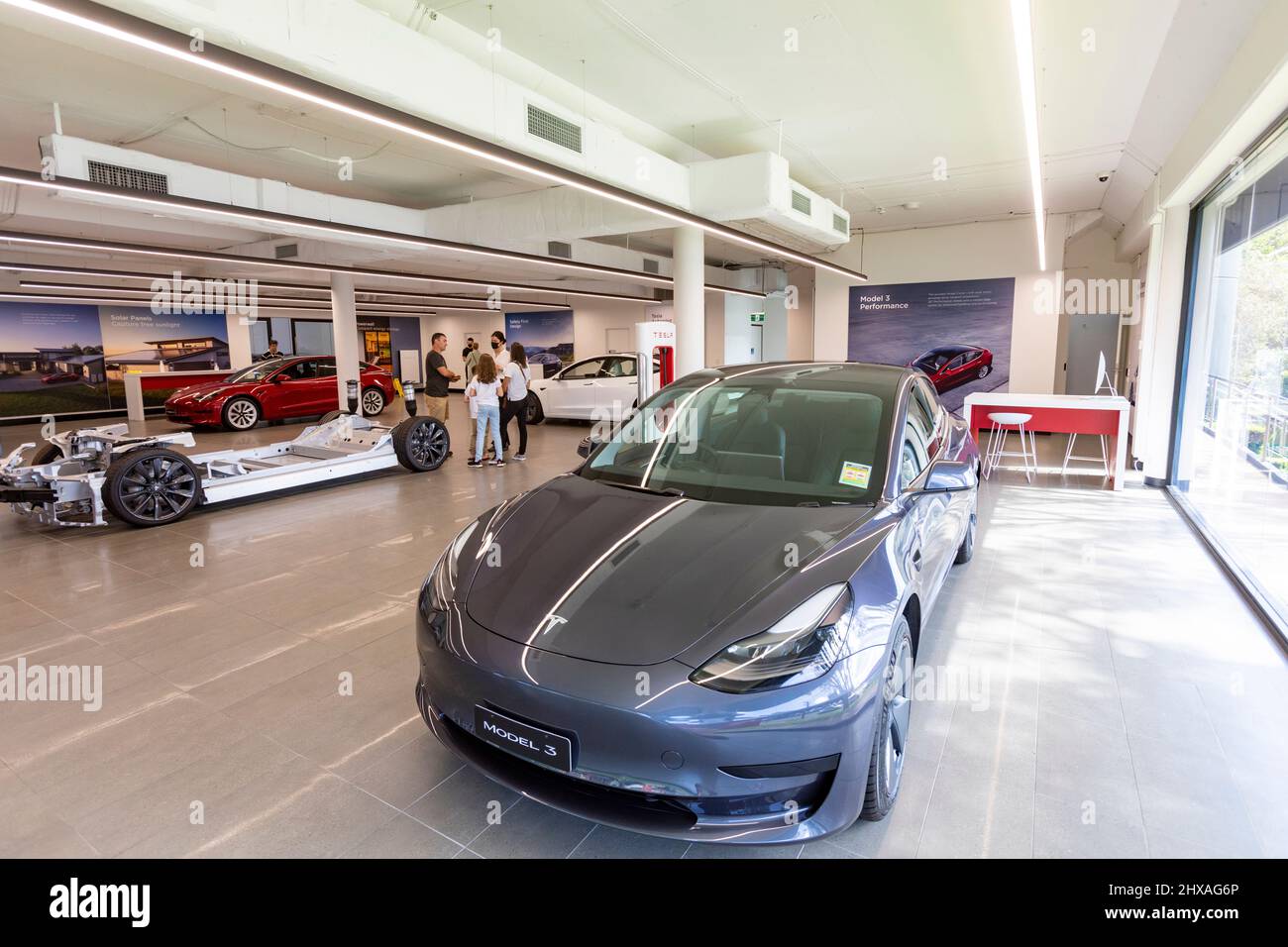 2022 Tesla modèle 3 en argent métallisé dans une salle d'exposition de voitures Tesla à Sydney, Nouvelle-Galles du Sud, Australie Banque D'Images