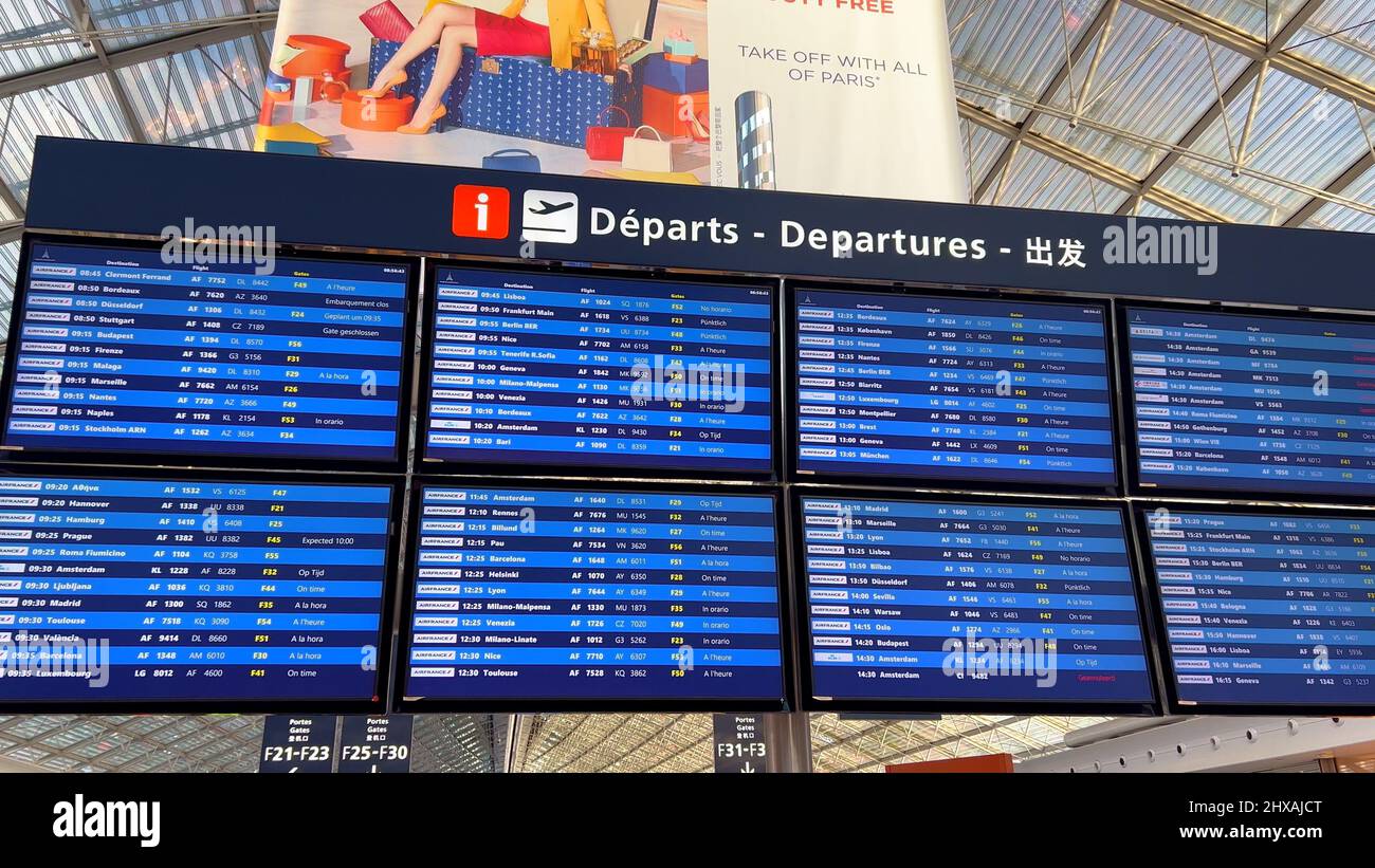 Tableau des informations de départ à l'aéroport de Paris Charles de Gaulle  CDG - PARIS, FRANCE - 21 FÉVRIER 2022 Photo Stock - Alamy