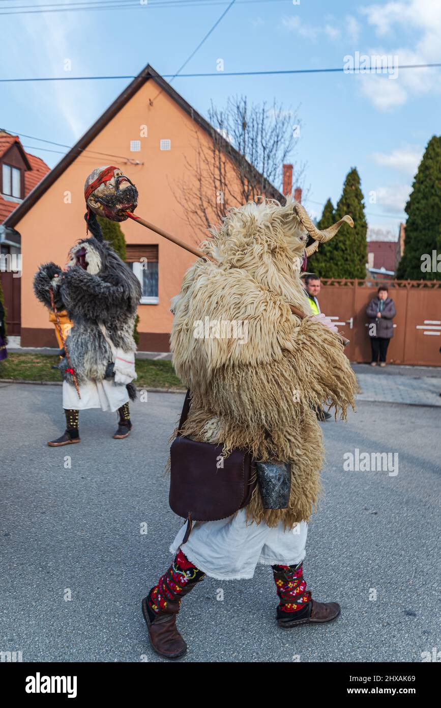 02.28.2022. Mohacs hongrie. festival du carnaval à la fin de l'hiver. Les préformeurs portent des clotes et des masques traditionnels. Ils dansent, marchent, Banque D'Images