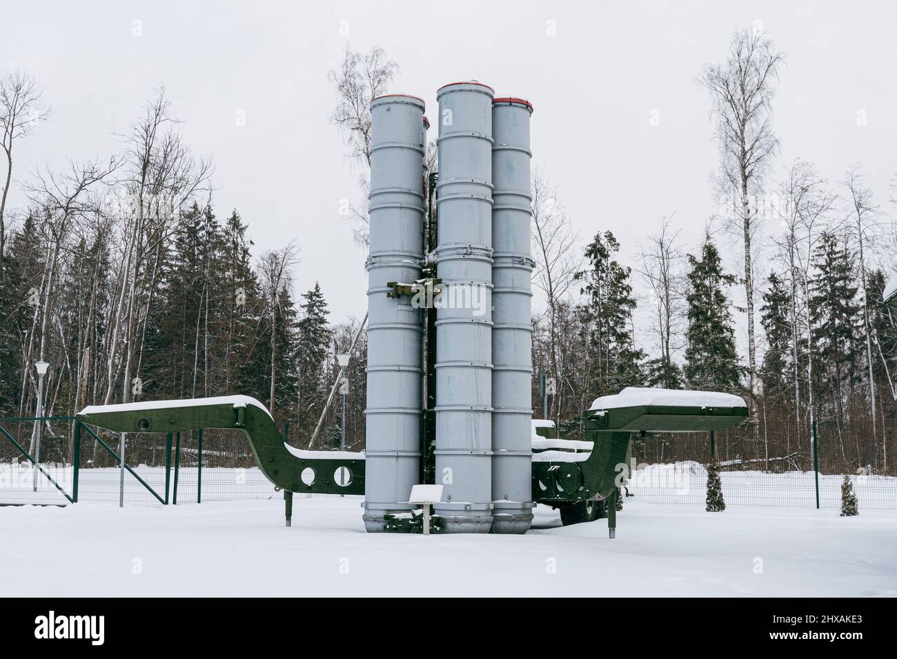 système de missiles antiaériens. Forces armées russes. Matériel militaire russe lourd à une base militaire dans la forêt. Banque D'Images